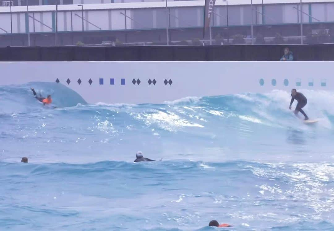 イリース・ケロンド・ナイトのインスタグラム：「Week 1 of the @urbnsurf 5 week surf progression course. So fun out there and already feeling the benefits of having a coach. I’ve never had a real surfing lesson so I can’t wait to compare week 1 to week 5 🤙. Orange vest for L platers 🏄‍♀️  @flowstate_zone  #urbnsurfclips  #inthezone」