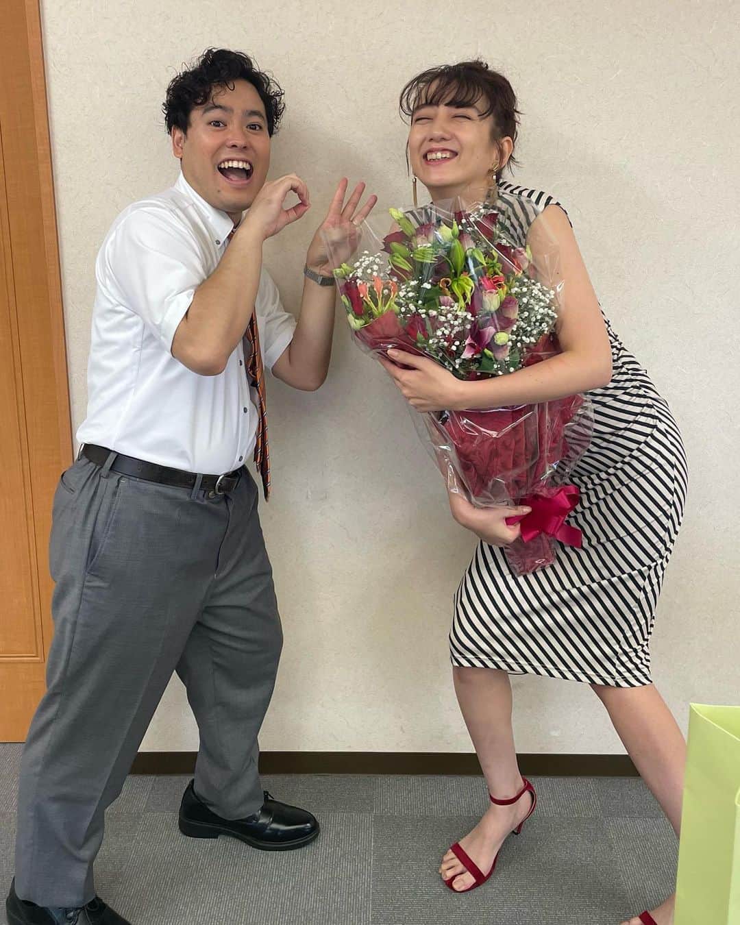 長井短のインスタグラム：「先月遂に30歳になったぞ〜🔥🔥 現場でお祝いしてもらって、スーパーハッピーでした！前原君とは去年の誕生日も一緒で、去年は芸劇、今年はロケ先で祝ってくれた😂来年も一緒だったら凄いな😂😂  ずっとなりたかった30歳、既にすごくしっくりきちゃう！辿り着けてとりあえず超偉い。生き延びて生き延びて、ご機嫌な人生にするんだから〜🍻🍻🍻」