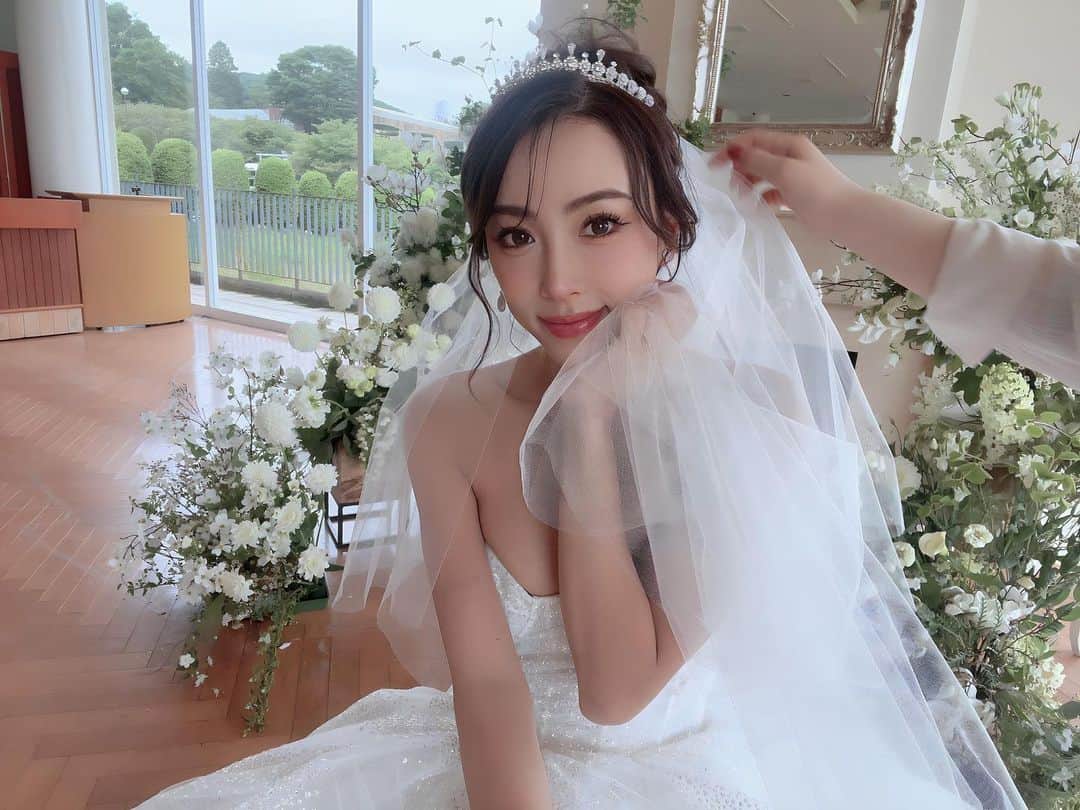 GENKINGのインスタグラム：「@ameris_wedding shooting🕊️ 全身をトーンアップクリームで白肌にしてメイクもふんわり系✨ メイクさんは普段の私と別人風に仕上げてくれる　@shoco__sakata 💖」