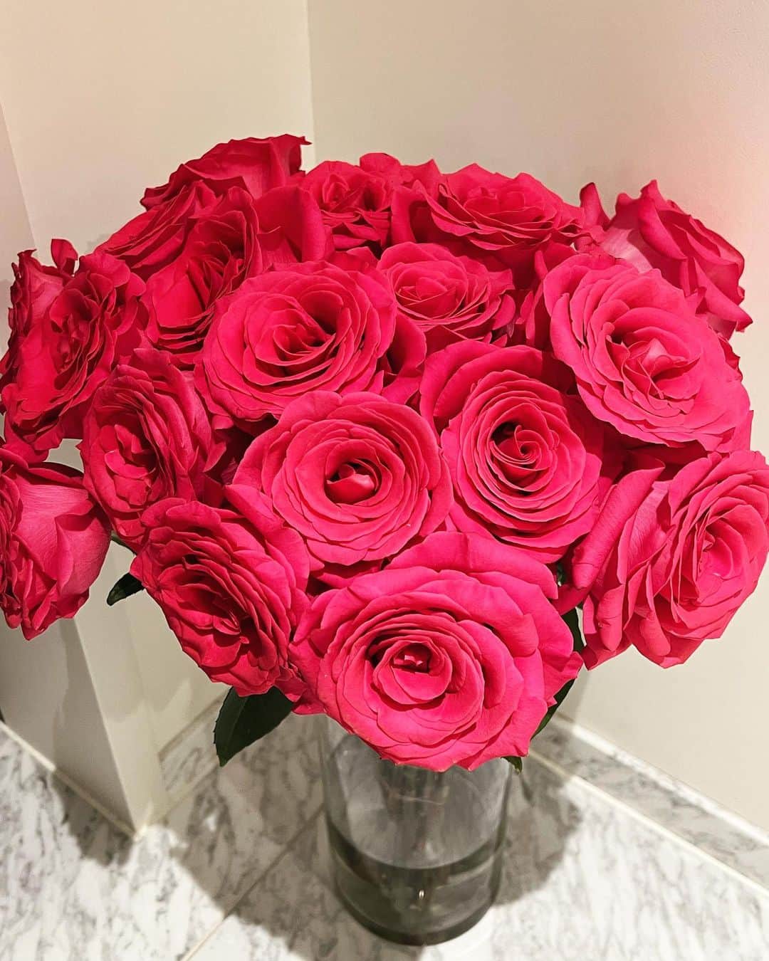 廣瀬規子さんのインスタグラム写真 - (廣瀬規子Instagram)「朝起きたら、大輪の薔薇の花束が玄関に飾ってあって、驚いた日🌹  なんでもない日のお花も、やっぱり嬉しいものですね🥹  #flowers  #rose #gift #flowergift  #そう言えばその昔娘のことをローズと名付けようか一瞬迷った事が #その話はまた今度どこかで #お花好きの人はきっとロマンチスト🌹」10月6日 6時04分 - noriko_style