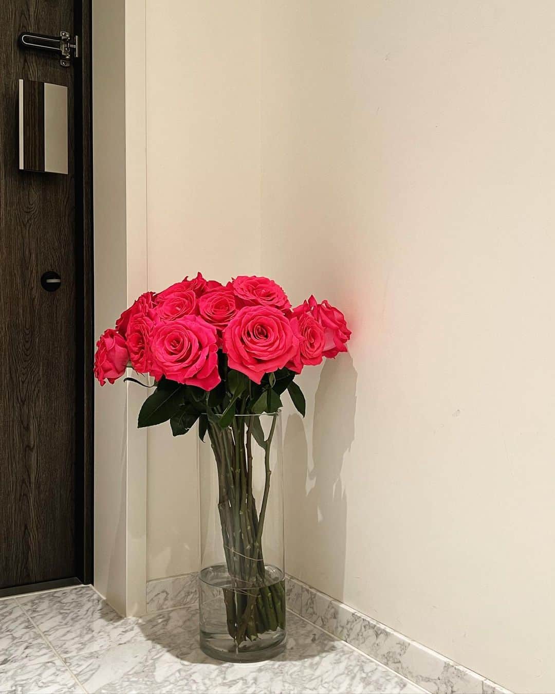 廣瀬規子さんのインスタグラム写真 - (廣瀬規子Instagram)「朝起きたら、大輪の薔薇の花束が玄関に飾ってあって、驚いた日🌹  なんでもない日のお花も、やっぱり嬉しいものですね🥹  #flowers  #rose #gift #flowergift  #そう言えばその昔娘のことをローズと名付けようか一瞬迷った事が #その話はまた今度どこかで #お花好きの人はきっとロマンチスト🌹」10月6日 6時04分 - noriko_style