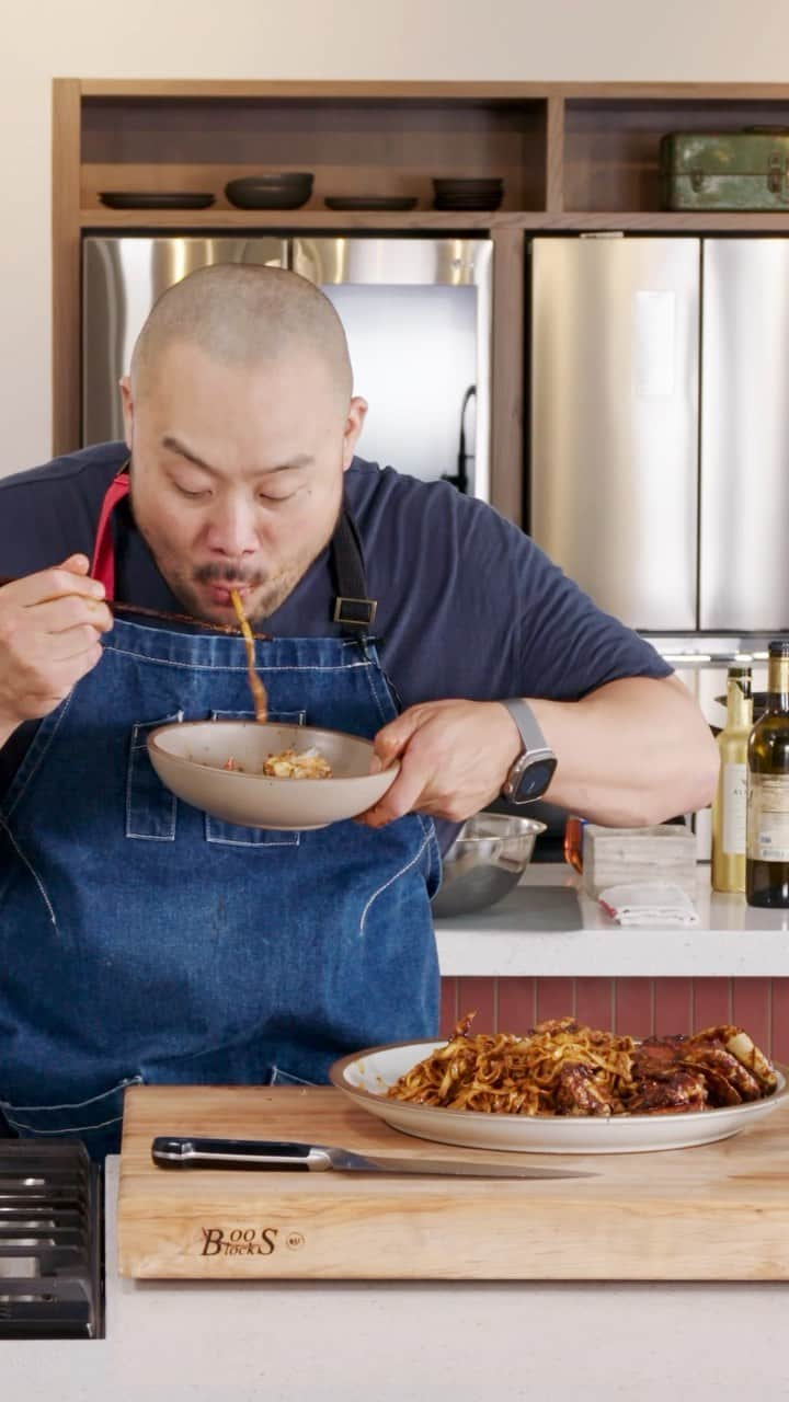 デイビット・チャンのインスタグラム：「a mukbang worthy meal — in part two of our new recipe series where @davidchang created dishes inspired by our new noodle flavors, dave shared that the spices found in our spicy chili noodles remind him of southeast asian flavors. so he cooked up a meal loosely inspired by singaporean chili crab. head to the link in our bio to watch dave bring the heat to the kitchen and easily elevate our noodles into this “chili crab” noodle dish.」