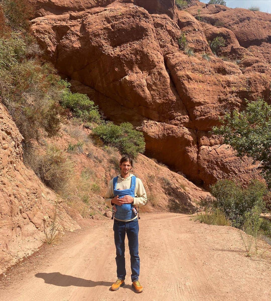 ボニー・ライトのインスタグラム：「first family hike ✨」