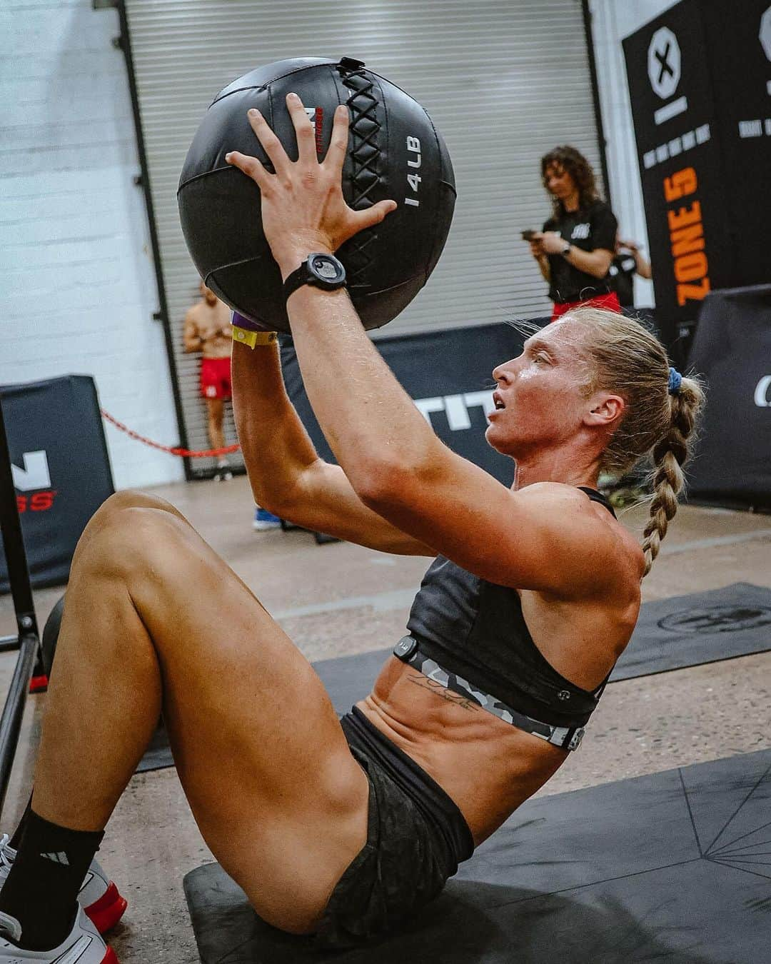 カーリー・ウォパットのインスタグラム：「Game time. 🔜   Hybrid fitness competition line-up:  • 10/7/23 | Ultimate Alpha Warrior | Selma, Texas • 10/28 - 10/29 | Hybricon Games | Chula Vista, California • 11/11/23 | Hyrox Chicago | Chicago, Illinois • 11/18/23 | Hyrox Dallas | Dallas, Texas • 12/1 - 12/3 | Deka Fit World Championships | Dallas, Texas OR Hyrox Stockholm | Sweden • 12/16/23 | Hyrox LA | Los Angeles, California • 2/10/24 | Hyrox Vienna | Austria • 3/2/24 | Hyrox Washington, DC   Subject to adjustments and additions.   Let me know if you’re competing in any of the same, and I’ll see you there. 🤘🏼  #toetheline」