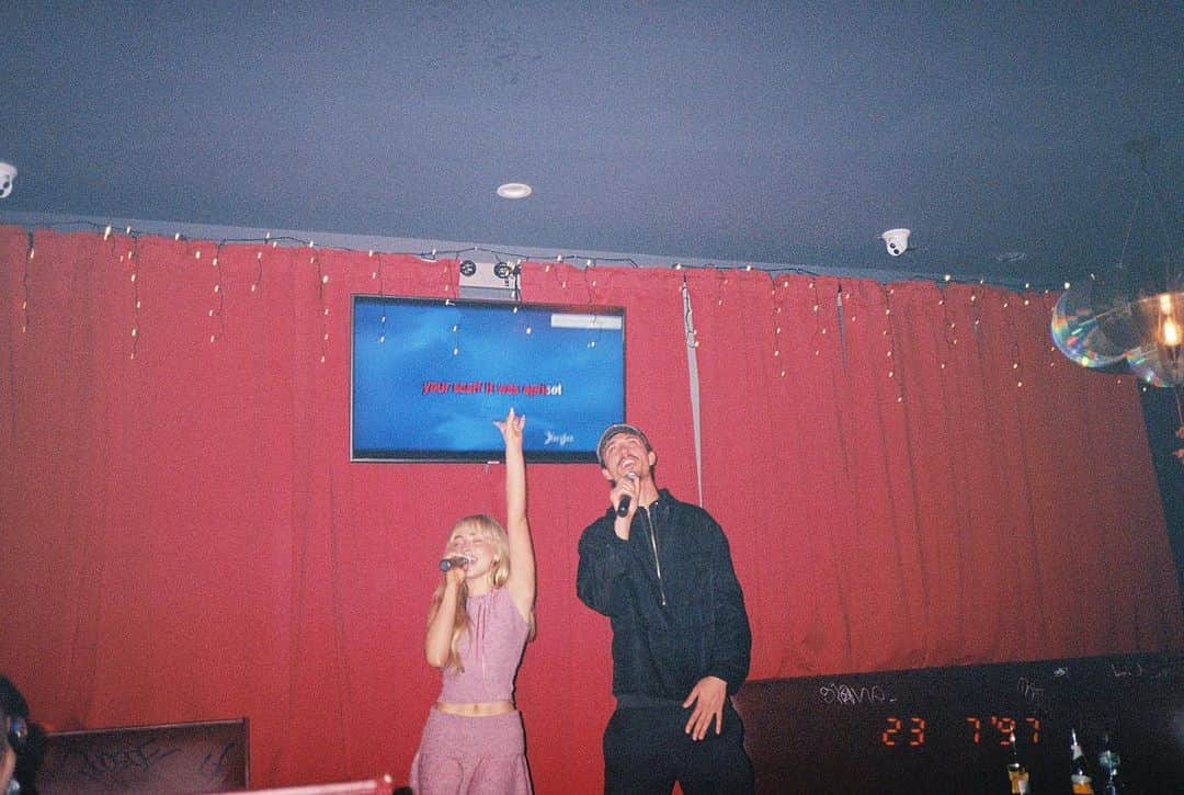 サブリナ・カーペンターさんのインスタグラム写真 - (サブリナ・カーペンターInstagram)「walk a mile in these louboutins」10月6日 6時32分 - sabrinacarpenter