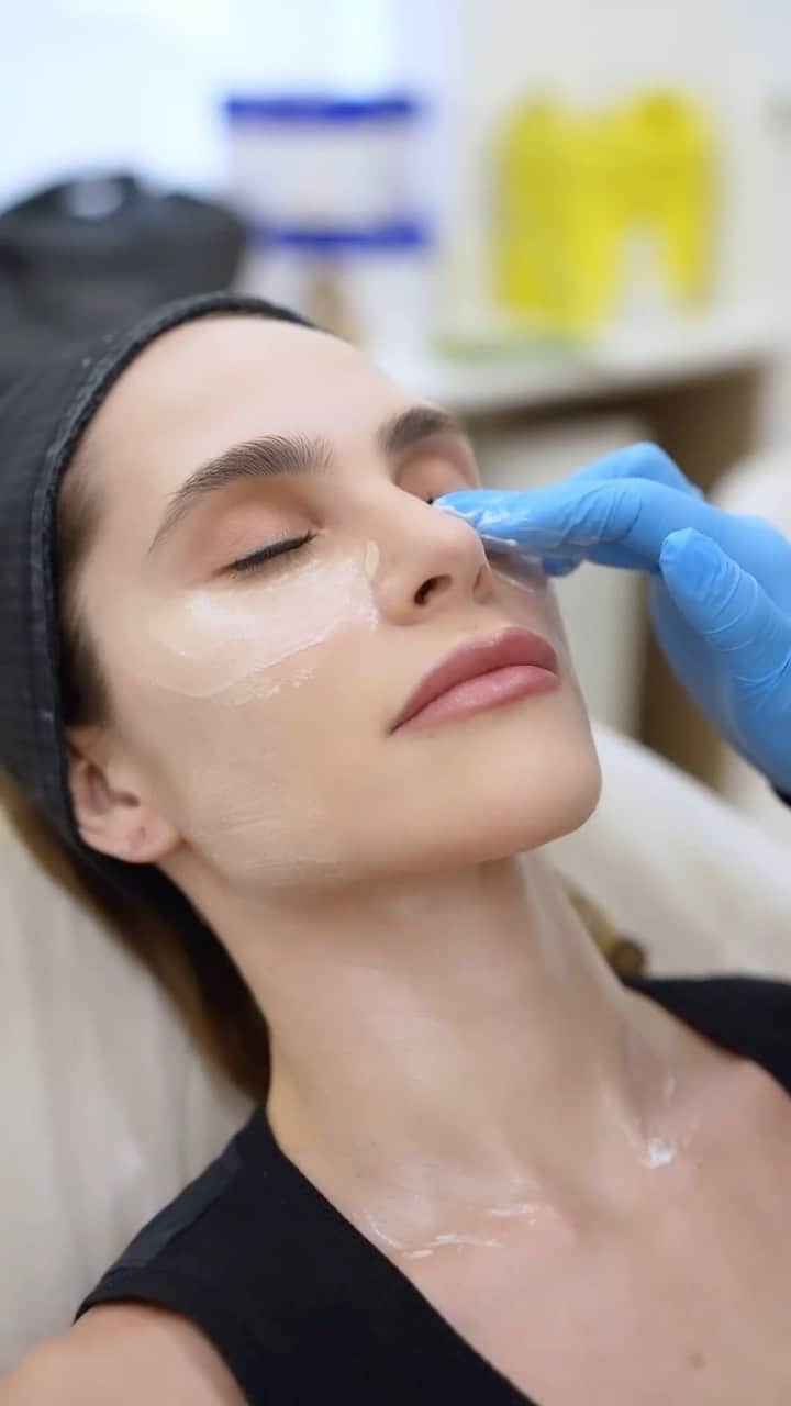 Wanda Grandiのインスタグラム：「Do Marrocos para clínica da minha Doc, para meu momento de autocuidado! Fizemos o ultraformer 3, uma das melhores tecnologias para rejuvenescimento e lifting não invasivo. Reduz rugas, flacidez e estimula o colágeno! O efeito é incrível ♥️ obrigada por cuidar tão bem de mim Doc :)」