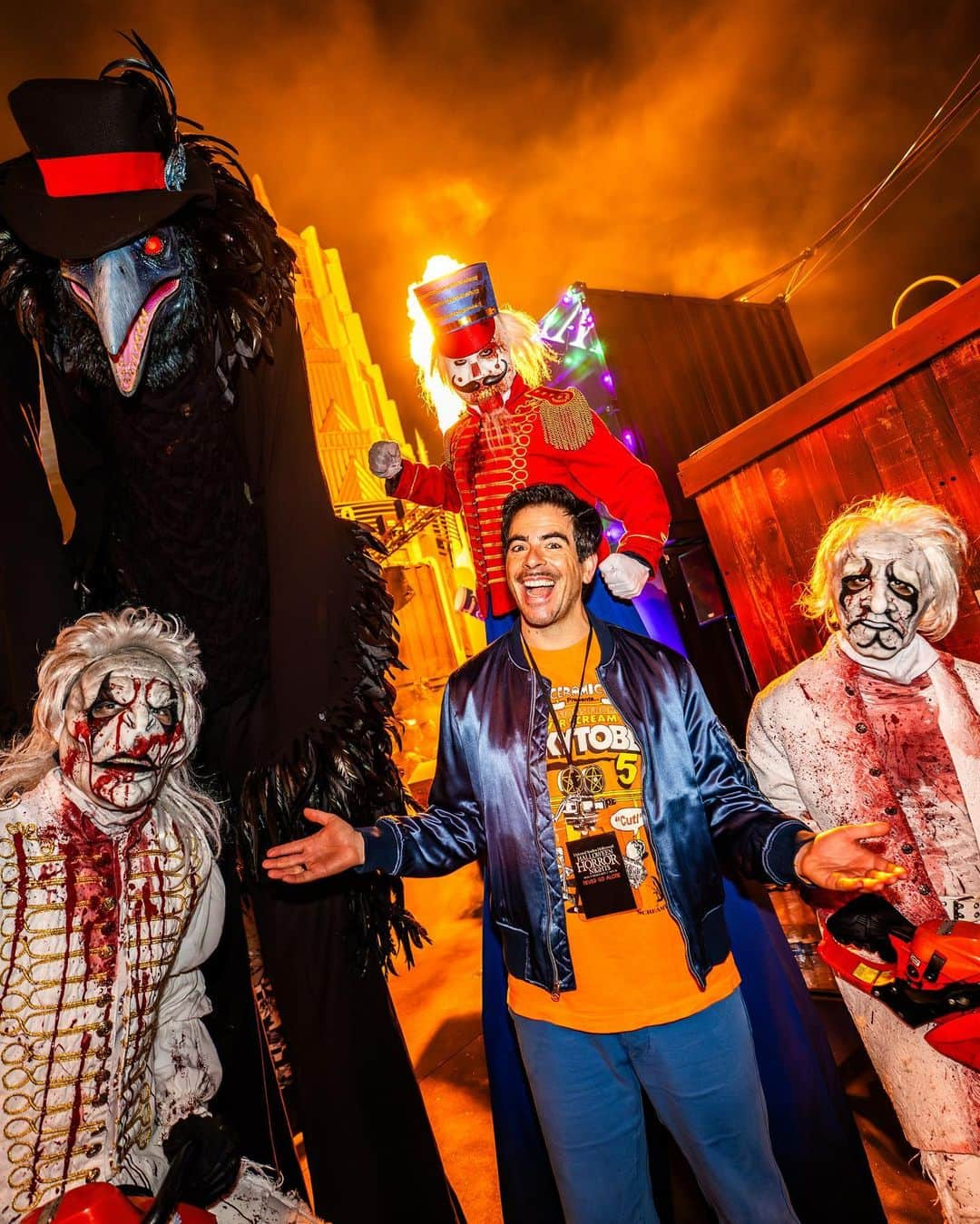 イーライ・ロスのインスタグラム：「You know why I’m smiling. It’s October and I’m at my favorite haunted spot in the world #UniversalHHN @horrornights! The mazes are INSANE, I could live in them, and don’t miss the original ones because they’re spooktacular. Bravo to John Murdy and the whole team and thank you Universal for making all my nightmares come true. #HHN 🎃」