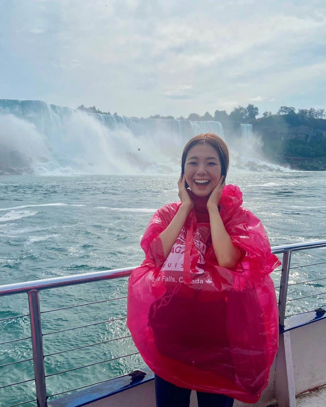 のインスタグラム：「船に乗って超近くで滝を見た✌️  最高の気分！」