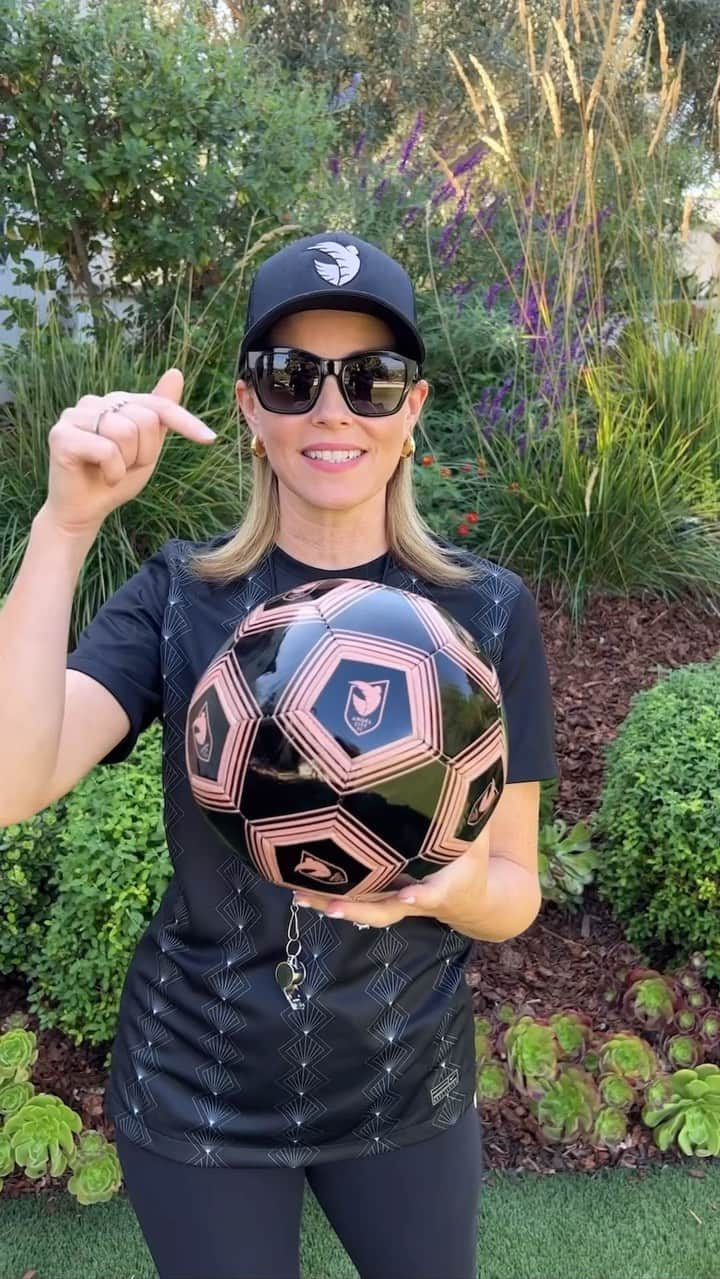 エリザベス・バンクスのインスタグラム：「👚 Dawn jersey? Check! 🧢 Merch? Check! ⚽ Soccer ball? Check! 😙 Coach’s whistle? Check! @elizabethbanks is ready to lead the three-clap for our last regular season match on 10/15, and she can’t wait to see you all there!」