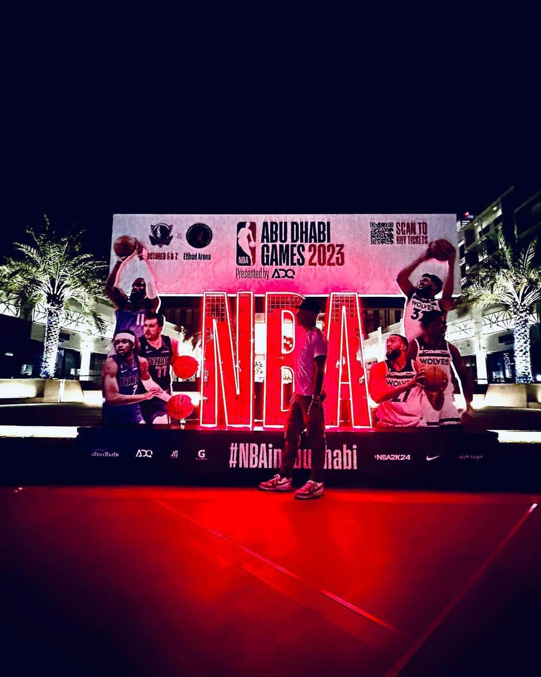 A.J.のインスタグラム：「Ok that’s a wrap on today. This guys gotta get to bed. Long day tomm! Thanks again @nbaarabic for the invite. Like this one song I know says”as long as they’ll be music or basketball I’ll be coming back again!” Night all!」