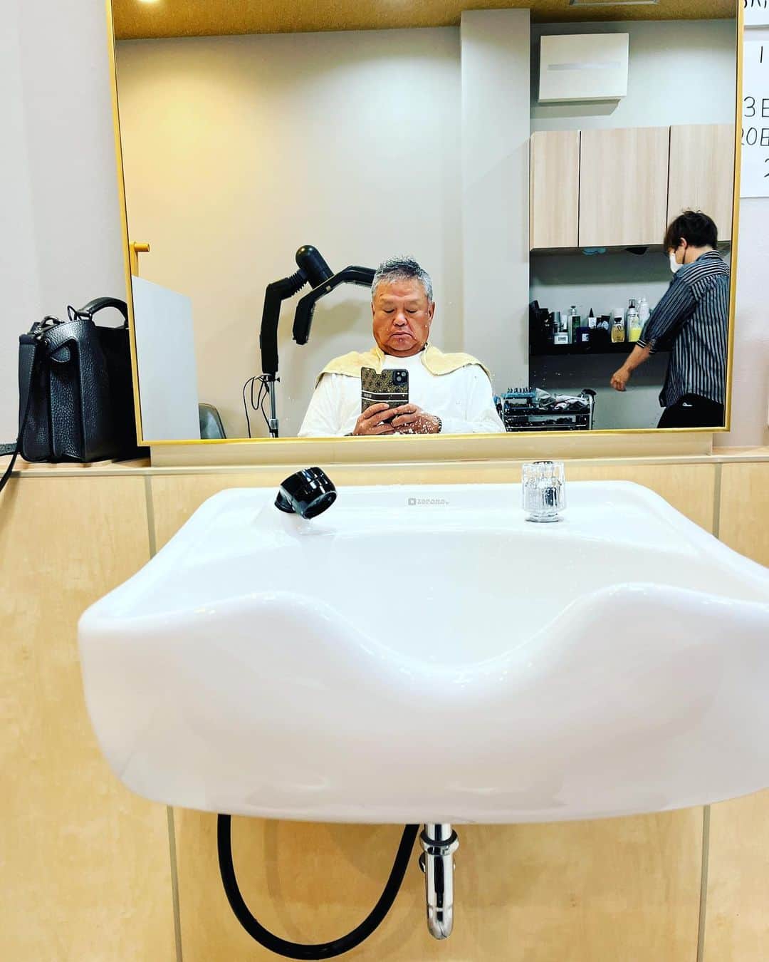 金村義明のインスタグラム：「午前中京都来て散髪💈 サウナ入って汗絞り出して りらくるでマッサージしてホテルチェックイン 河原町四条行って、銀行行って用事済ませてうろうろ 観光客だらけ、由兵衛寄って、空きっ腹に、ビール、ハイボールで出来上がり、タクシーで将軍塚青龍殿へ」