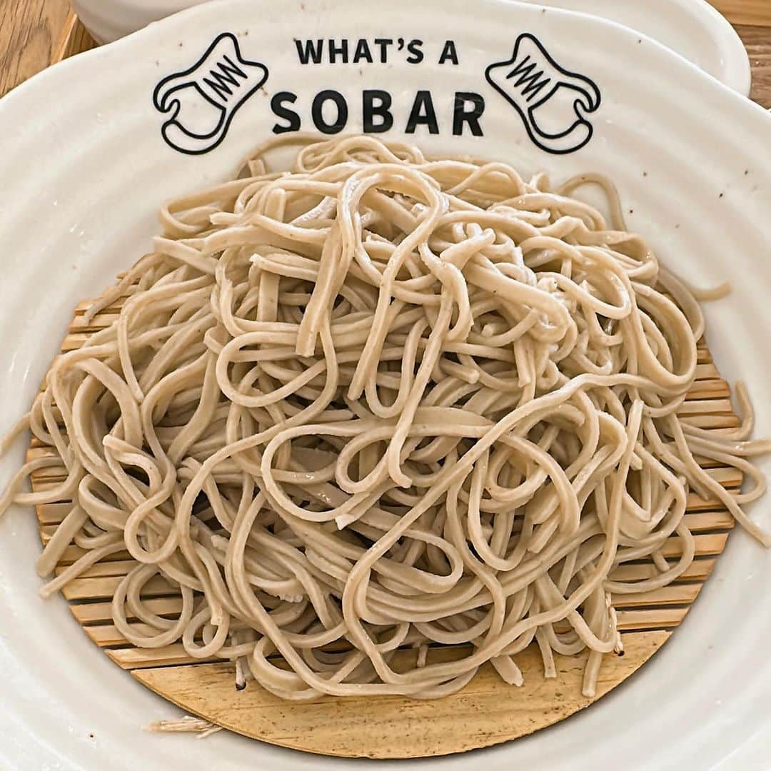 山岸久朗さんのインスタグラム写真 - (山岸久朗Instagram)「本町に新しくできた 「What's a SOBAR」  十割蕎麦！ 天ぷらも米粉だってんで、全部がグルテンフリー！  …海老天が半生状態… こういう技法なんかな？  #sobar #whatsasobar  #ソバー #ワッツアソバー #そば #十割そば  #米粉の天ぷら  #グルテンフリー #本町 #本町グルメ #本町ランチ  #信濃橋 #大阪そば #soba #sobanoodles  #honmachi」10月6日 6時52分 - yamaben