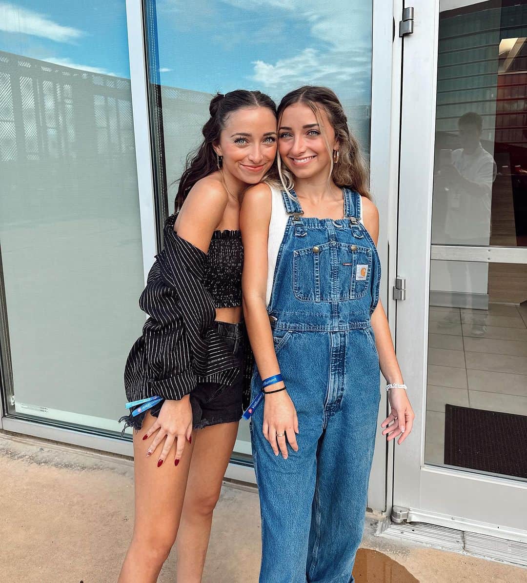Brooklyn and Baileyのインスタグラム：「My fav part ab this pic is Dakota in the reflection taking it haha」