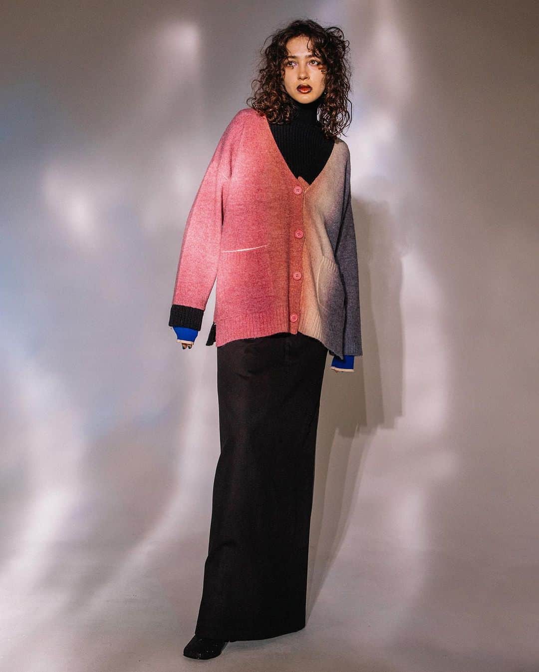 AULA AILAさんのインスタグラム写真 - (AULA AILAInstagram)「【2023 FALL & WINTER COLLECTION】  GRADATION KNIT CARDIGAN COLOR PINK SIZE 0 ¥23,100  2WAY HIGH WAIST SKIRT COLOR BLACK SIZE 0/1 ¥20,900  ✔️AULA AILA OFFICIAL WEB STOREにて発売中」10月6日 6時55分 - aulaaila_official