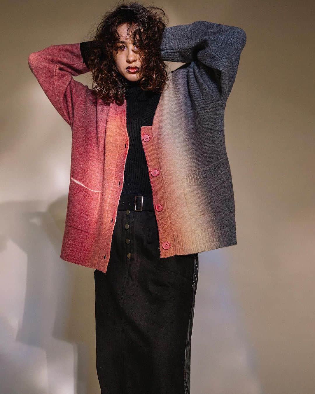 AULA AILAさんのインスタグラム写真 - (AULA AILAInstagram)「【2023 FALL & WINTER COLLECTION】  GRADATION KNIT CARDIGAN COLOR PINK SIZE 0 ¥23,100  2WAY HIGH WAIST SKIRT COLOR BLACK SIZE 0/1 ¥20,900  ✔️AULA AILA OFFICIAL WEB STOREにて発売中」10月6日 6時55分 - aulaaila_official