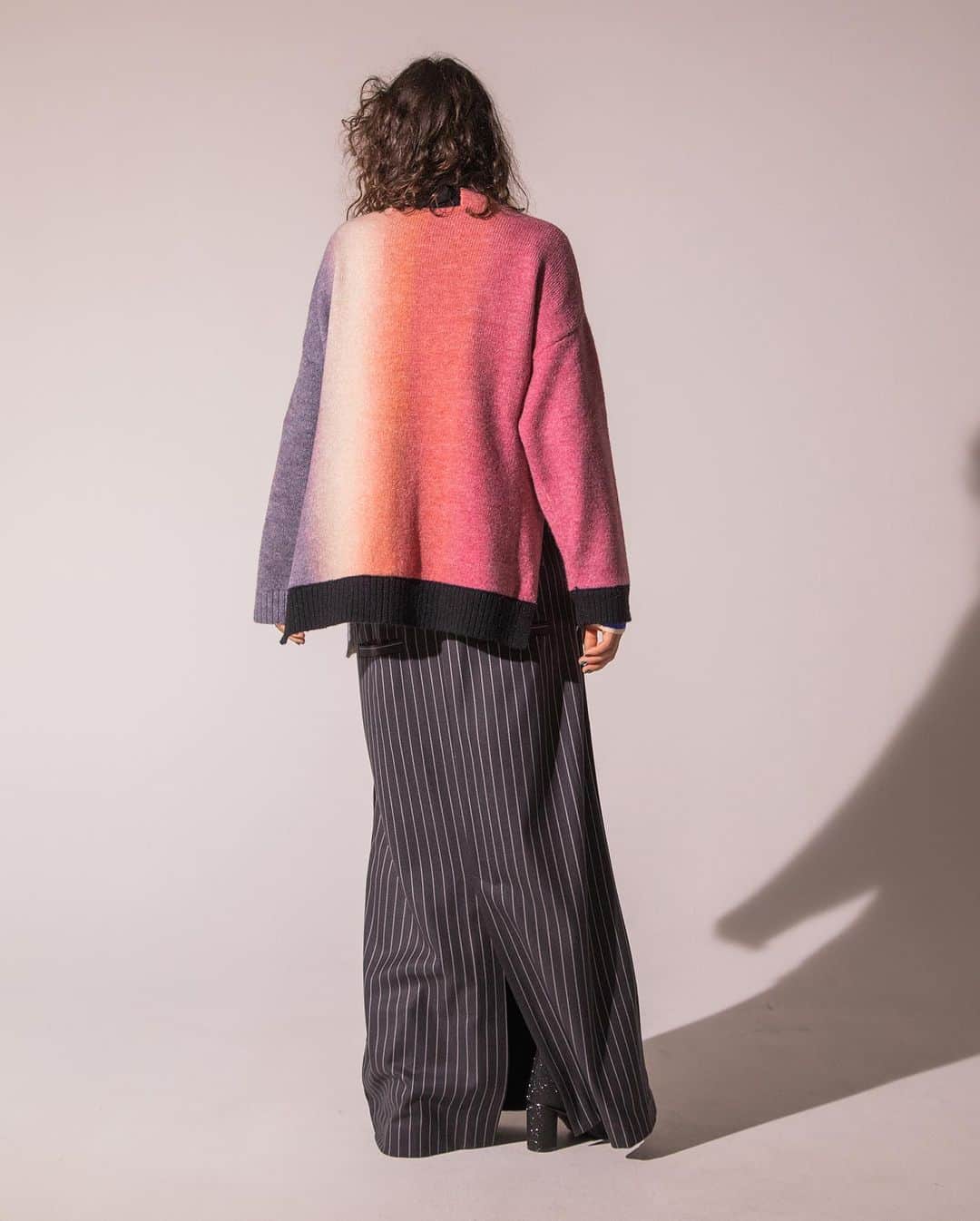 AULA AILAさんのインスタグラム写真 - (AULA AILAInstagram)「【2023 FALL & WINTER COLLECTION】  GRADATION KNIT CARDIGAN COLOR PINK SIZE 0 ¥23,100  2WAY HIGH WAIST SKIRT COLOR BLACK SIZE 0/1 ¥20,900  ✔️AULA AILA OFFICIAL WEB STOREにて発売中」10月6日 6時55分 - aulaaila_official
