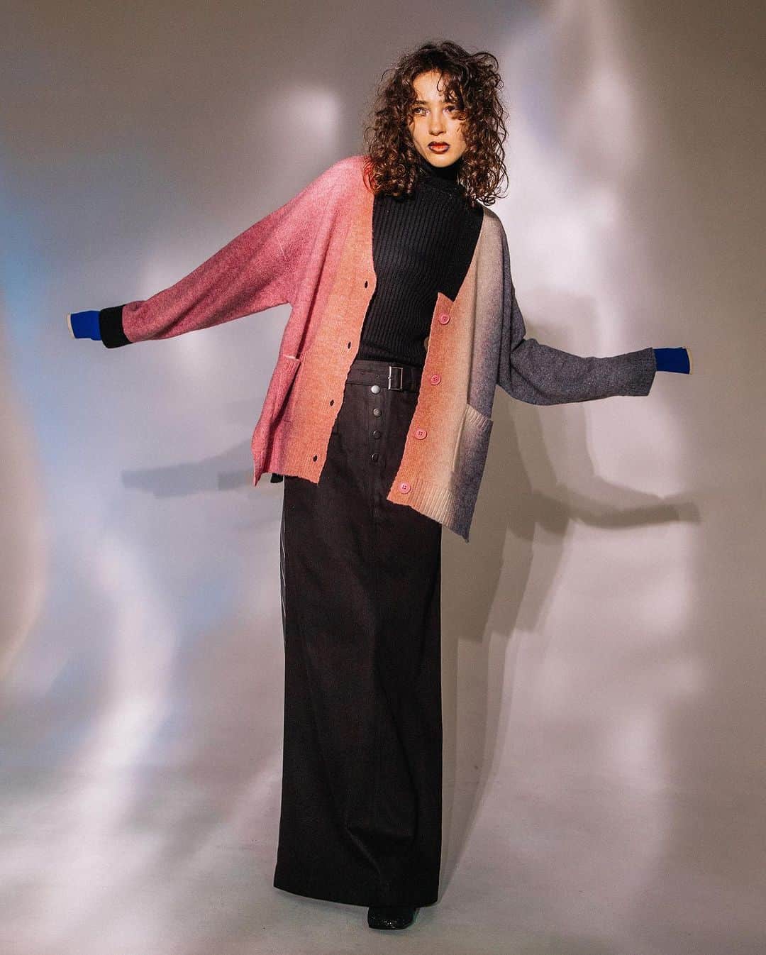AULA AILAさんのインスタグラム写真 - (AULA AILAInstagram)「【2023 FALL & WINTER COLLECTION】  GRADATION KNIT CARDIGAN COLOR PINK SIZE 0 ¥23,100  2WAY HIGH WAIST SKIRT COLOR BLACK SIZE 0/1 ¥20,900  ✔️AULA AILA OFFICIAL WEB STOREにて発売中」10月6日 6時55分 - aulaaila_official