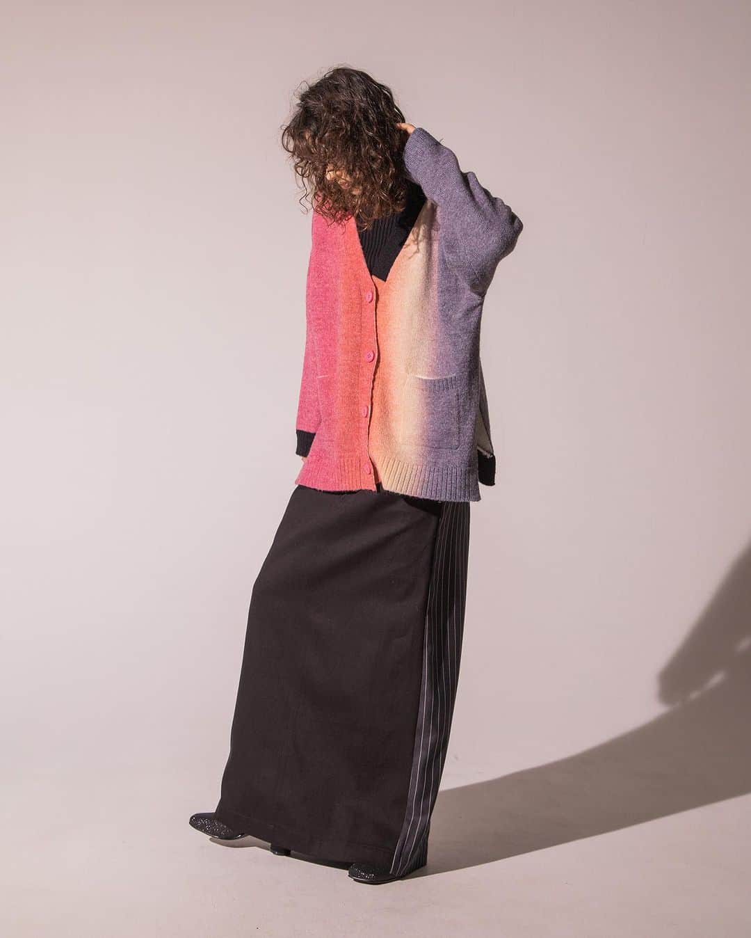 AULA AILAさんのインスタグラム写真 - (AULA AILAInstagram)「【2023 FALL & WINTER COLLECTION】  GRADATION KNIT CARDIGAN COLOR PINK SIZE 0 ¥23,100  2WAY HIGH WAIST SKIRT COLOR BLACK SIZE 0/1 ¥20,900  ✔️AULA AILA OFFICIAL WEB STOREにて発売中」10月6日 6時55分 - aulaaila_official