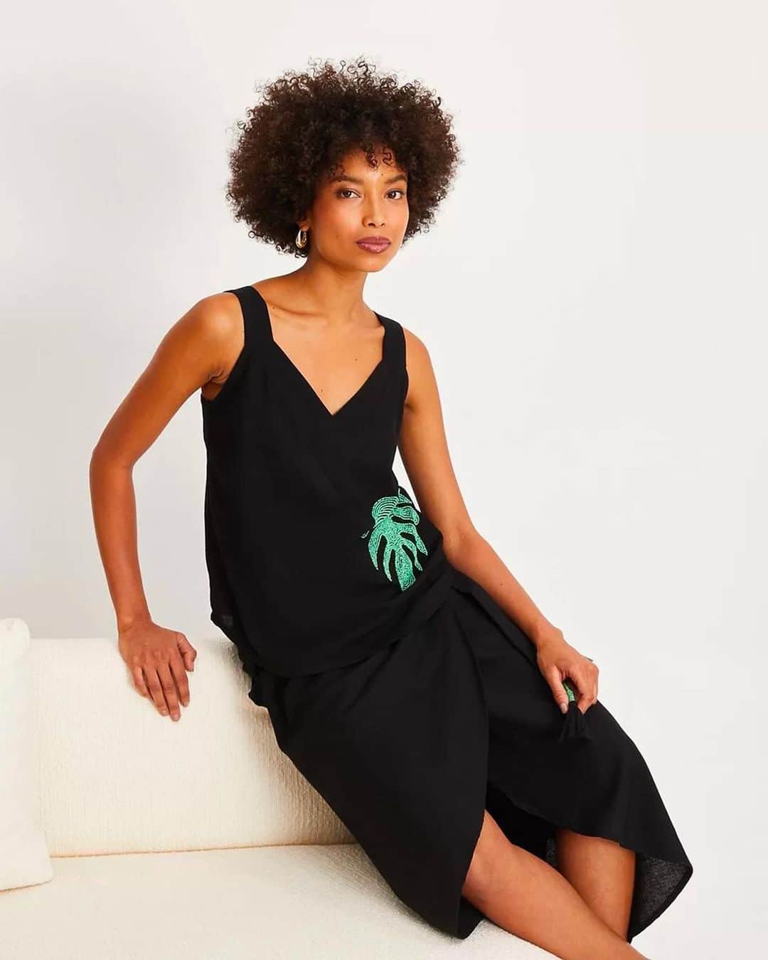 ロジャス・レナーのインスタグラム：「Quer uma dica de tendência que combina com as estações quentes? 😍 O linho está em alta e vai trazer muita sofisticação para os seus looks. Confira a nossa seleção de peças e clique nas imagens para garantir as suas favoritas. ​  #Linho #PrimaveraVerãoRenner #LooksSofisticados #Vestidos #Tendência #LooksInspiração​  ​Blusa de alça em linho 797471280 | saia midi em linho 799257682 | vestido chemise em linho 799257156 | camisa em linho 797471343 | camisa alongada em linho 853845582 | bolsa transversal 848447416」