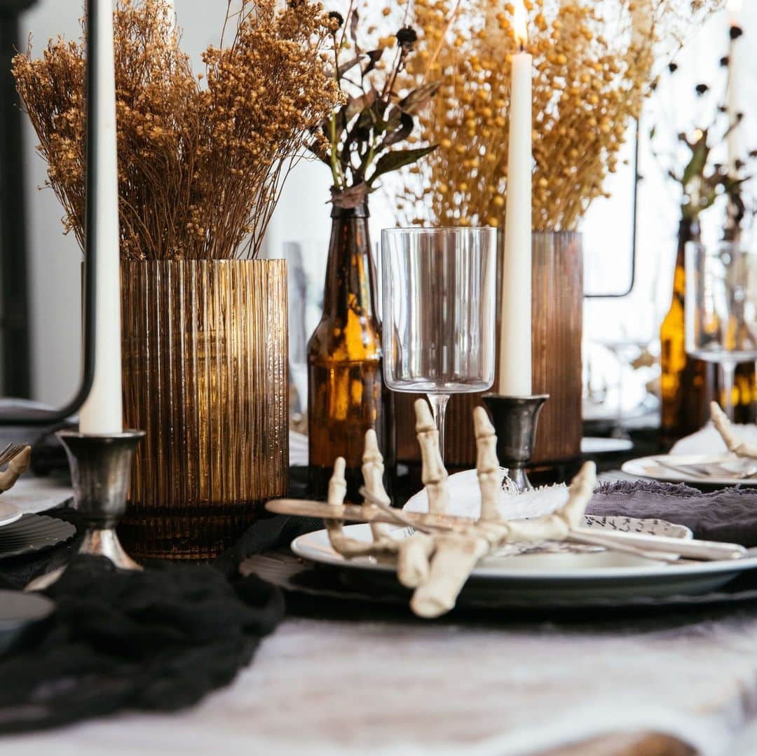 HGTVさんのインスタグラム写真 - (HGTVInstagram)「No haunted house is complete without a spooky tablescape 💀⁠ ⁠ Delight your dinner guests with this creepy-chic twist on traditional Halloween decor. Swipe through for some inspiration, then head to the 👉 link in bio for our table-setting tips and tricks. #HGTVDesign⁠ ⁠ 📸: @jennieandrews」10月6日 7時05分 - hgtv