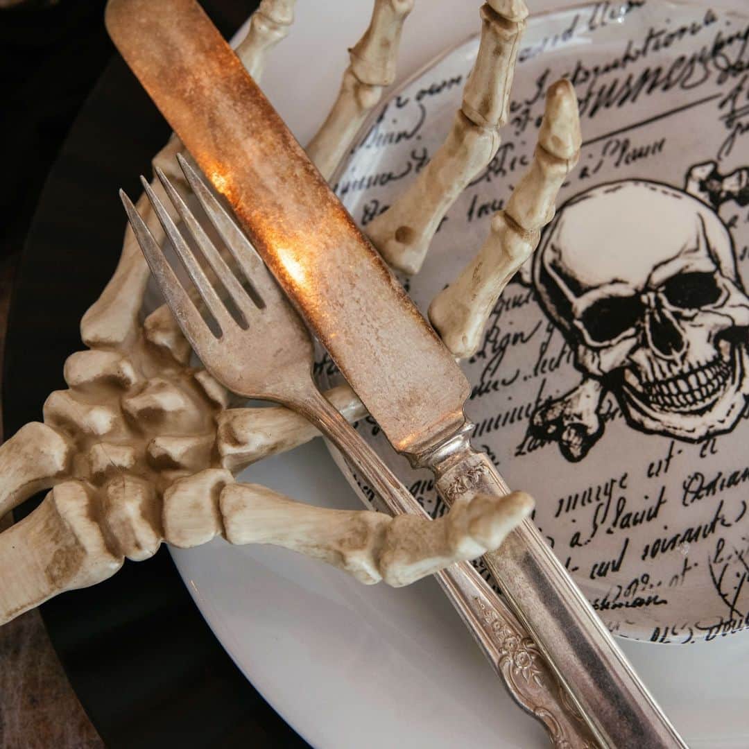HGTVさんのインスタグラム写真 - (HGTVInstagram)「No haunted house is complete without a spooky tablescape 💀⁠ ⁠ Delight your dinner guests with this creepy-chic twist on traditional Halloween decor. Swipe through for some inspiration, then head to the 👉 link in bio for our table-setting tips and tricks. #HGTVDesign⁠ ⁠ 📸: @jennieandrews」10月6日 7時05分 - hgtv