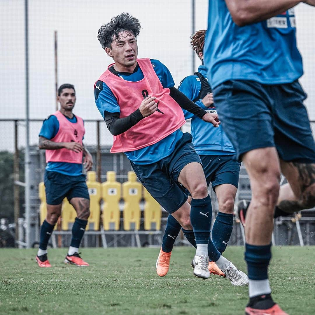 横浜FCさんのインスタグラム写真 - (横浜FCInstagram)「10/21(土)ホームFC東京戦に向けて💪  10/21(土)14:00キックオフ J1リーグ第30節vsFC東京 #ニッパツ三ツ沢球技場 🎟チケット一般販売中  #決めるのは自分たちだ #yokohamafc #横浜FC #Jリーグ #JLEAGUE #HAMABLUE #岩武克弥 #マルセロヒアン #六反勇治 #スベンドブローダーセン #井上潮音 #林幸多郎  #坂本亘基 #橋本健人 #遠藤雅己 #中村拓海」10月6日 8時00分 - yokohamafc_official