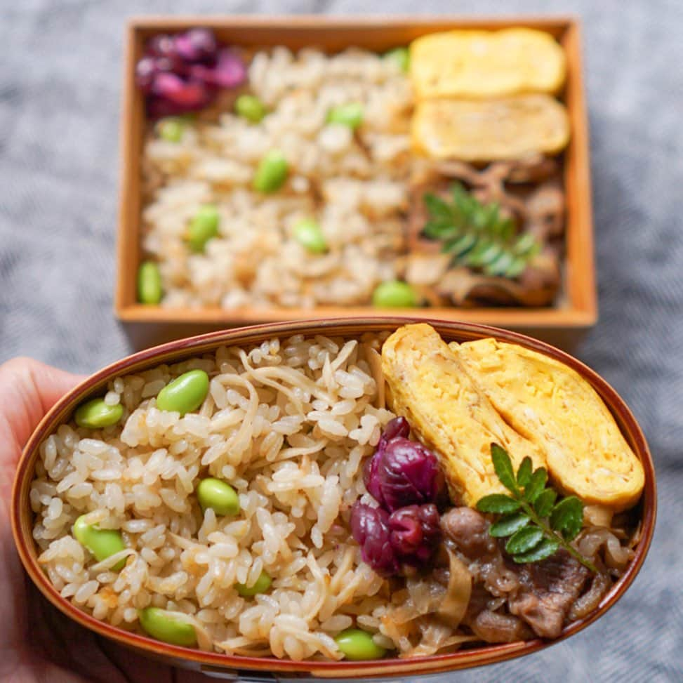 Chiharu Ko8yacのインスタグラム：「◯新生姜ご飯弁当◯ ・ 新生姜と枝豆のご飯 たまご焼き 牛牛蒡 柴漬け ・ そろそろ新生姜も終わりかなと たっぷり炊き込んだらちょっと辛かったよ ・ 週の頭に山登りに行ったのもあり あっという間の金曜日💨 土日は休みじゃないのだけれど それでもなんかうれしい金曜日✨ ・ 一気に気温下がったね ビールのストック飲んじゃわないと😆 ・ #obento #bento #lunchbox #お弁当 #おべんとう#曲げわっぱ#わっぱ#公長齋小菅#新生姜#新生姜ご飯#牛牛蒡#炊き込みご飯弁当#肉ごぼう」