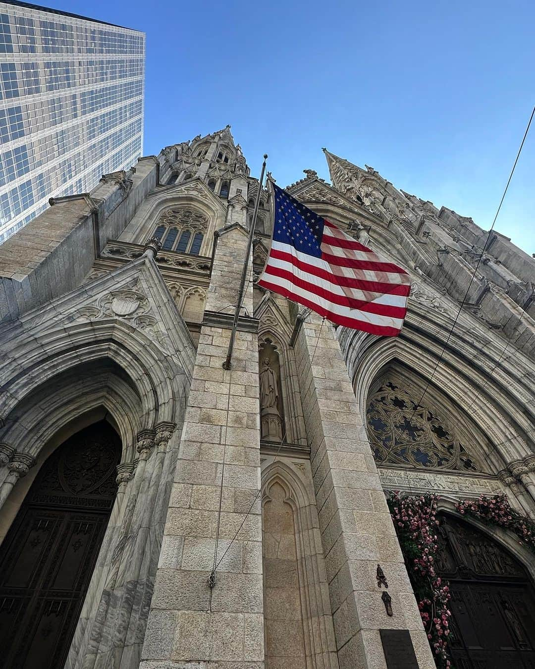 スティーブ・クックさんのインスタグラム写真 - (スティーブ・クックInstagram)「Swipe to See! Great New York trip! Morgan‘s dad is visiting from Australia. It’s his first time here so we had to take him to the Big 🍎! Had a great time watch the jets play the Chiefs, got to catch up with Mr. @zachwilson and company! Lots of shopping, sightseeing and food!!」10月6日 7時19分 - stevecook