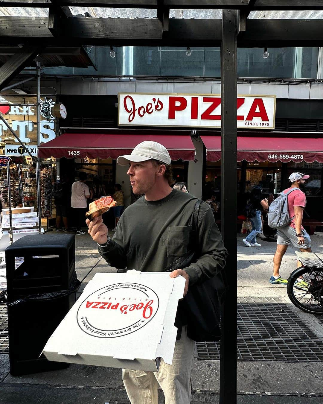 スティーブ・クックさんのインスタグラム写真 - (スティーブ・クックInstagram)「Swipe to See! Great New York trip! Morgan‘s dad is visiting from Australia. It’s his first time here so we had to take him to the Big 🍎! Had a great time watch the jets play the Chiefs, got to catch up with Mr. @zachwilson and company! Lots of shopping, sightseeing and food!!」10月6日 7時19分 - stevecook