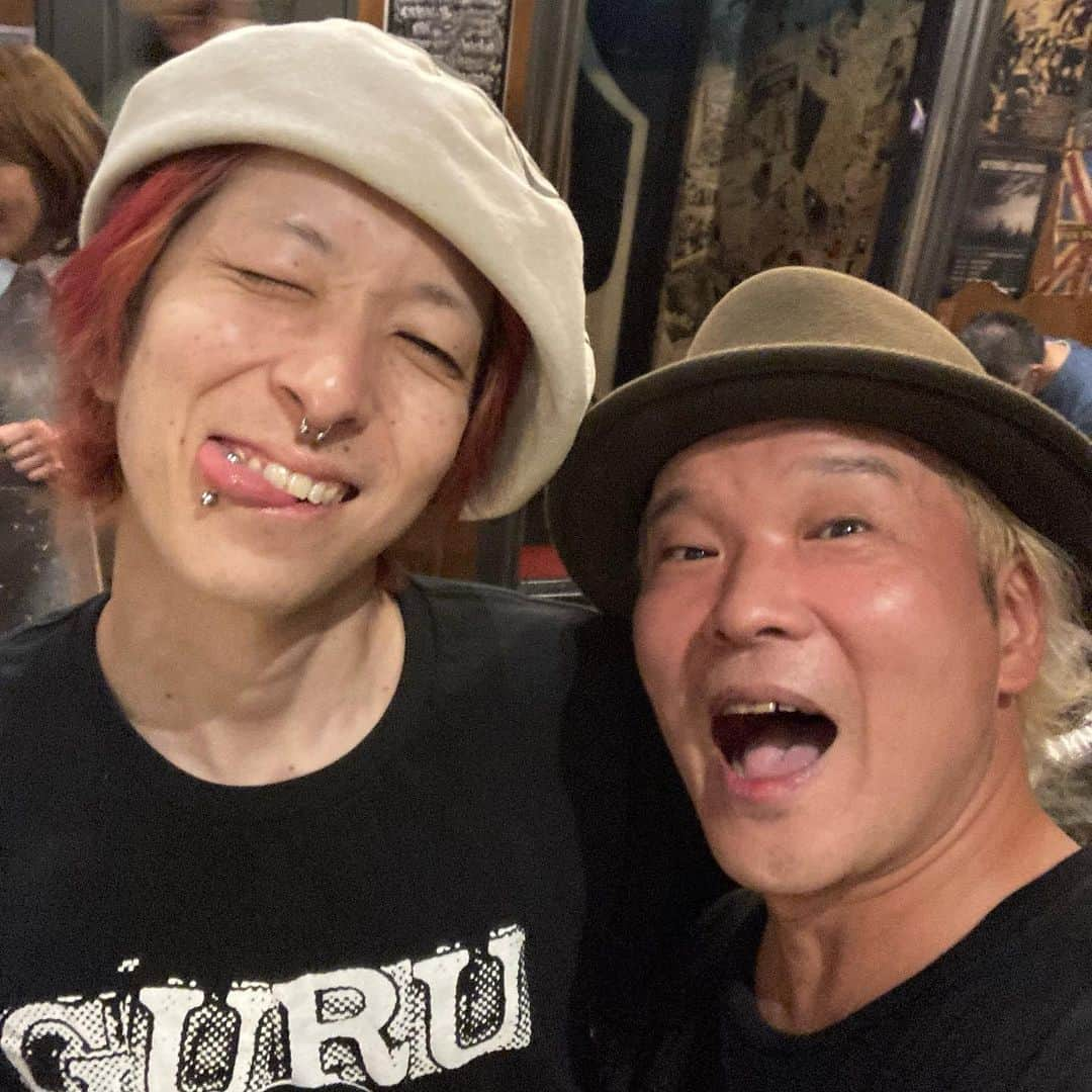 田中和さんのインスタグラム写真 - (田中和Instagram)「The Spatsman先日は最近恒例の新宿ANTIKNOCKにてgigでした！ど平日にも関わらず沢山の皆さまお越し頂きありがとうございました。そして、演者・関係者の皆さまありがとうございました！  対バンしたベルゼブブ・ヨゴレ(流血ブリザード)ちゃんの絶品カレーは忘れらんないんですわ〜！ 現在でも定期的に作ってる模様です。 ぼちぼち SkaバンドThe Spatsman、応援頂く皆さまのお陰で結成1年となります。 サトー・トミつぁん・コクブの3Voで織りなす 3様ska。12/3 ホームである@川崎atticにてSpats X'mas 開催しますので是非お越し下さい❗️ Let's スパッツ♪ #thespatsman  #アフリカンボレロ  #antiknock   #attic  #clubcitta」10月6日 7時17分 - kazz620