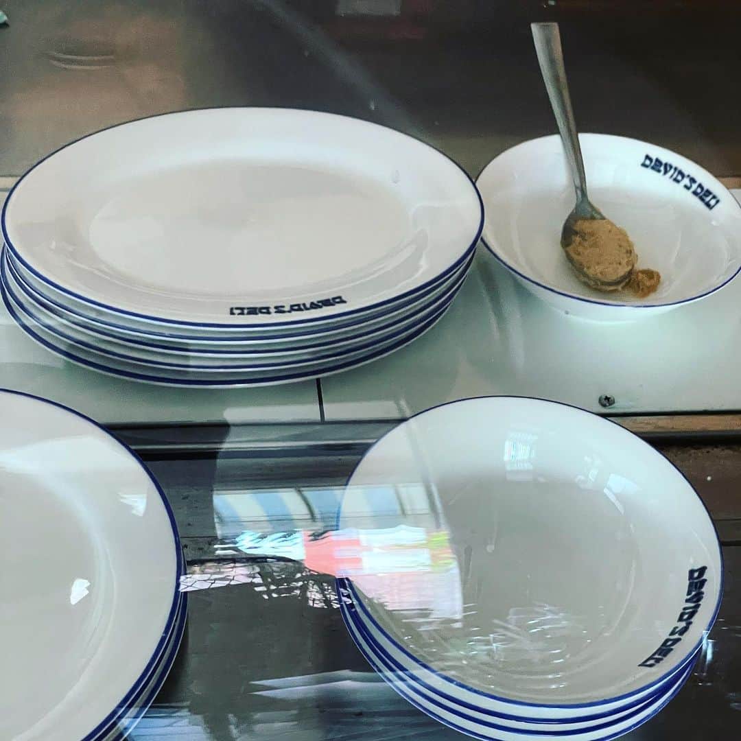 福田里香さんのインスタグラム写真 - (福田里香Instagram)「🥣Matzo Ball Soup 魚藍坂下で考え中。 近藤聡乃先生 @kondoh_akino 著 「ニューヨークで考え中」の聖地巡礼を 魚藍坂下•イスラエル🇮🇱料理店の ランチに求めてみました。  画像の2枚目は2018年装苑9月号の 連載「福田里香のフード+1」に 掲載させていただいた 近藤聡乃さんの貴重な描き下ろし イラストの一部分です。  1カ月くらい前に 飯田橋のギャラリーで開催された 近藤聡乃さんの個展を観たことを ストーリーにポストしたら 3人の友人からDMが来た。  曰く 「わたしも！行った」 「すごくよかった」 「原画凄かった」 そして 「マッツァボールスープが食べたい‼︎」 でした。  というわけで NYには行けないから DMをくれた3人と 魚藍坂下「デビッドデリ」へ。  聖地巡礼的な行為として 単なるファンの集いとして マッツァボールスープを食べる というランチを食して、おいしかった。 スープ料理多めのオーダーで フムス的なペースト料理は3種類すべて。 もちろん、ファラフェル🧆も。  4人だからいろいろ食べれた。  @chicaumino  @keique  @muccida  ありがとう。  2018年に独りでデビッドデリに 聖地巡礼したときに マッツァボールスープを食べたと 自慢して3人を連れて行ったのに わたしが食べたのはなんと チキンボールスープ（7枚目がソレ） だったことが判明しましたよ。あわわ。  マッツァボールスープは やさしい味わいで 身体の調子が整う感じ。  #近藤聡乃 さん #ニューヨークで考え中」10月6日 7時21分 - riccafukuda