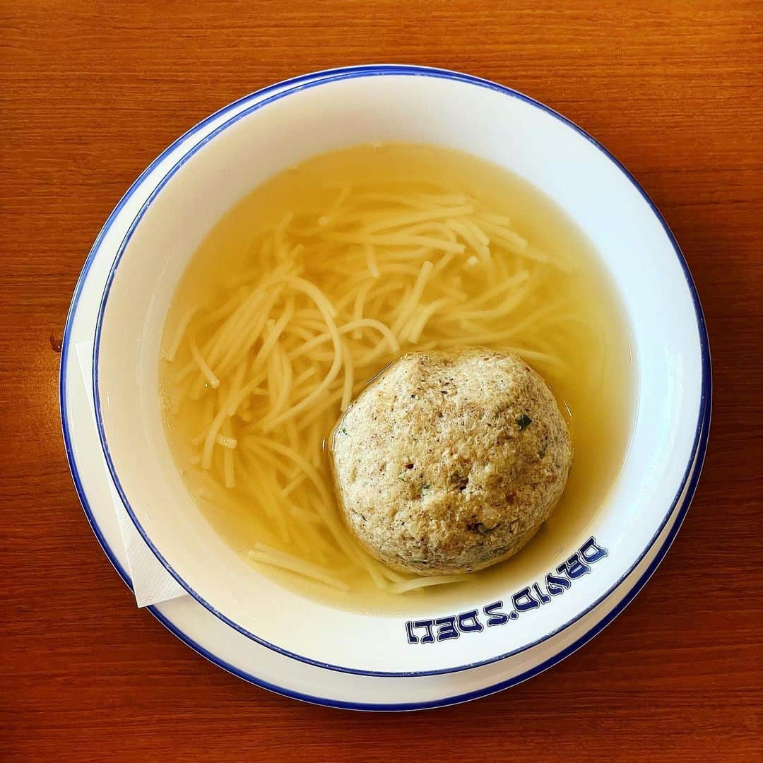 福田里香のインスタグラム：「🥣Matzo Ball Soup 魚藍坂下で考え中。 近藤聡乃先生 @kondoh_akino 著 「ニューヨークで考え中」の聖地巡礼を 魚藍坂下•イスラエル🇮🇱料理店の ランチに求めてみました。  画像の2枚目は2018年装苑9月号の 連載「福田里香のフード+1」に 掲載させていただいた 近藤聡乃さんの貴重な描き下ろし イラストの一部分です。  1カ月くらい前に 飯田橋のギャラリーで開催された 近藤聡乃さんの個展を観たことを ストーリーにポストしたら 3人の友人からDMが来た。  曰く 「わたしも！行った」 「すごくよかった」 「原画凄かった」 そして 「マッツァボールスープが食べたい‼︎」 でした。  というわけで NYには行けないから DMをくれた3人と 魚藍坂下「デビッドデリ」へ。  聖地巡礼的な行為として 単なるファンの集いとして マッツァボールスープを食べる というランチを食して、おいしかった。 スープ料理多めのオーダーで フムス的なペースト料理は3種類すべて。 もちろん、ファラフェル🧆も。  4人だからいろいろ食べれた。  @chicaumino  @keique  @muccida  ありがとう。  2018年に独りでデビッドデリに 聖地巡礼したときに マッツァボールスープを食べたと 自慢して3人を連れて行ったのに わたしが食べたのはなんと チキンボールスープ（7枚目がソレ） だったことが判明しましたよ。あわわ。  マッツァボールスープは やさしい味わいで 身体の調子が整う感じ。  #近藤聡乃 さん #ニューヨークで考え中」