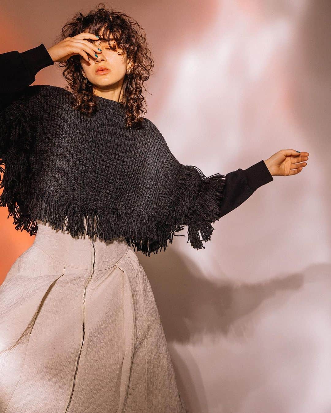 AULA AILAさんのインスタグラム写真 - (AULA AILAInstagram)「【2023 FALL & WINTER COLLECTION】  FRINGE KNIT DOCKING PULLOVER COLOR BLACK SIZE 0 ¥19,800  QUILTING FLARE SKIRT COLOR LT.GRAY SIZE 0/1 ¥20,900  ✔️AULA AILA OFFICIAL WEB STOREにて発売中」10月6日 7時23分 - aulaaila_official