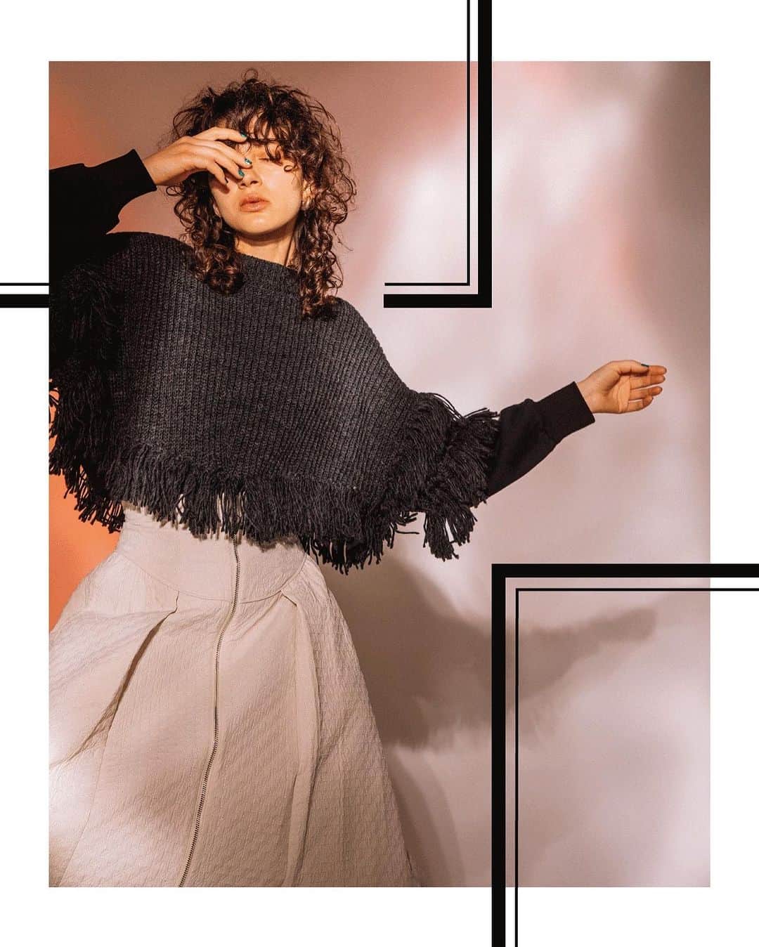 AULA AILAのインスタグラム：「【2023 FALL & WINTER COLLECTION】  FRINGE KNIT DOCKING PULLOVER COLOR BLACK SIZE 0 ¥19,800  QUILTING FLARE SKIRT COLOR LT.GRAY SIZE 0/1 ¥20,900  ✔️AULA AILA OFFICIAL WEB STOREにて発売中」