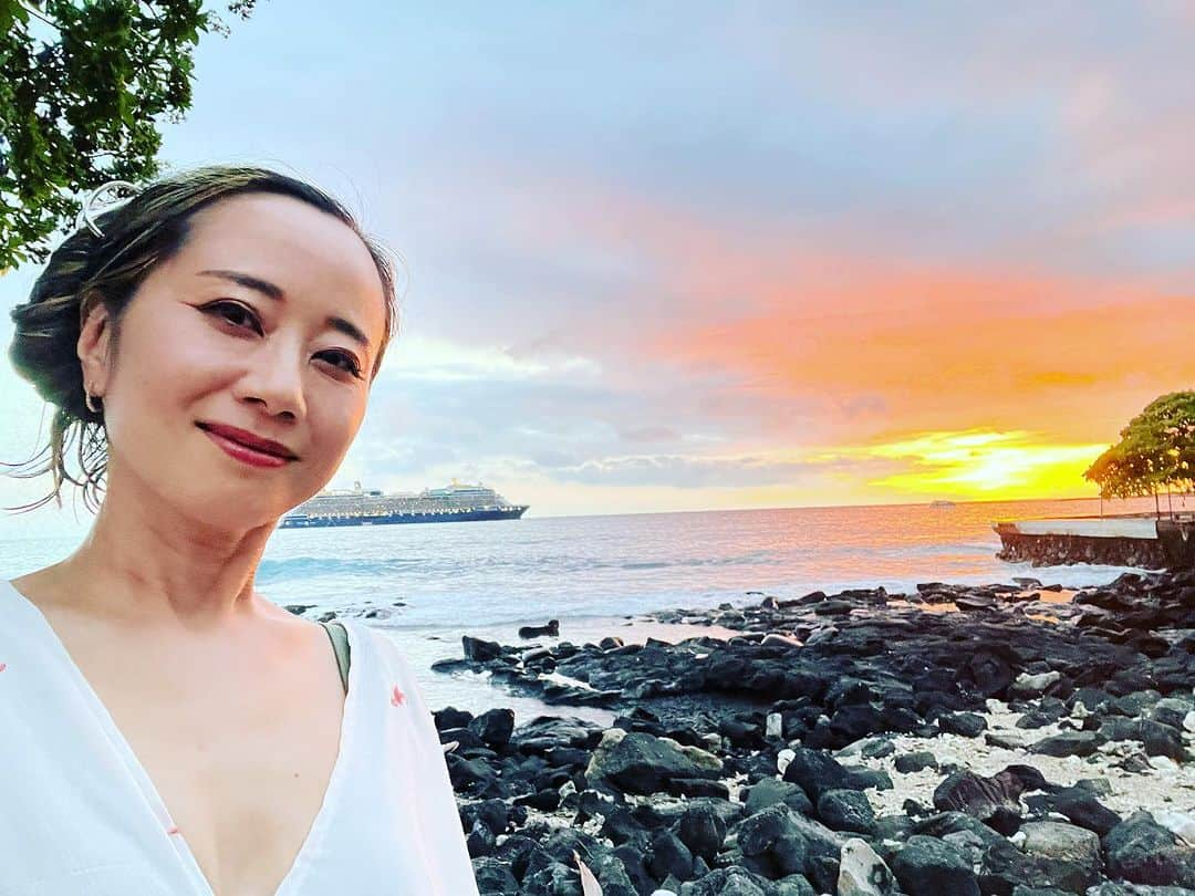 レイチェル・チャンのインスタグラム：「See u soon again🌺 Mahalo for the wonderful time….  ハワイ島に住む双子の姉家族とも会えたし、エイブラハムクルーズではエスターや親しい仲間にも会えたし…結婚式を挙げた場所、ウエディングパーティを行った場所も再訪でき🥂 大満足の旅でした💖  #hawaii  #bigisland #ハワイ #ハワイ島 #エイブラハム #エイブラハムクルーズ #エイブラハムの教え #引き寄せ #引き寄せの法則 #レイチェルチャンネル」