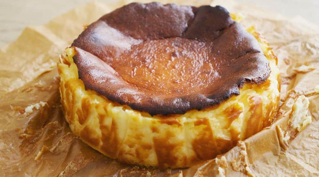 Les sens cielさんのインスタグラム写真 - (Les sens cielInstagram)「オンラインお菓子教室、10月のお題第一弾は「トロッと濃厚！バスク風チーズケーキ」の作り方になります！ 目指すは本場サンセバスチャンの老舗「La vīna」の味！世界中からその味を求めて人々が集う老舗の味を自宅で再現できたら素敵だと思いませんか？？ 今回ご紹介するレシピはかなり再現できている自信があります♪ シンプルな工程だからこそ、少しの事で全然違う表情になったりするものです。 ひとつひとつ丁寧に一緒に作っていきましょう♪ 作業はとてもシンプルで短時間で仕込めるので、今日のおやつはこれ！という感じで気軽に作れる家庭のデザートの定番になれば嬉しいです😊  オンラインお菓子教室に興味のある方はプロフィール欄のリンクから♪コースは2種類ありますのでお間違えのない様にお気をつけください🙏」10月6日 7時38分 - lessensciel.recette
