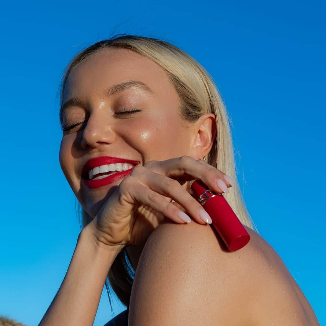 Clarins Australiaのインスタグラム：「Today is #WorldSmileDay and @saskiawotton has something to smile about 😊⁣ ⁣ Pop on a layer of red lipstick to highlight your beautiful smile today! ❤️⁣ ⁣ #Clarins #JoliRouge」