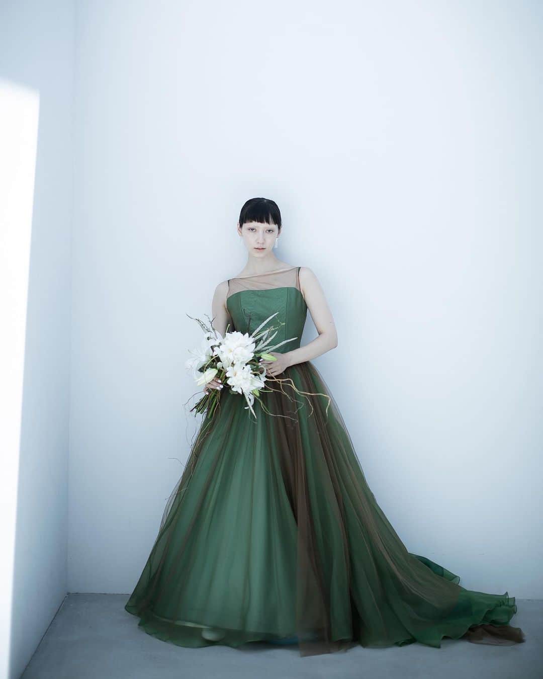 nae.ATELIERのインスタグラム：「nae.ATELIER 2023 new dress 【"beth"(ベス)】  緑と青緑の2色のオーガンジーを重ねて作り出した、 深みと渋みのあるグリーン。 その上にたっぷりと重ねたブラウンのチュールが、 芯の強さを表現します。  カラーブロックで見せるバックスタイルもポイントです。  動くたびに色の濃淡が生まれ、 一瞬ずつ新たな表情を見せるカラードレスです。  Deep and bitter green created by layering two colors of organza, green and blue-green. Brown tulle layered on the top expresses the strength of the core.  The back style with color blocks is also one of key points.  “Beth” is a colored dress that creates shades of color every time you move, revealing a new expression every moment.  nae.ATELIER 東京都渋谷区恵比寿南1-13-2 EBISU COURT 101 TEL:03-6409-6369  #大好きと大切をすべてまとって #naeatelier #アトリエナエ #nae花嫁 #bridestyle #overseaswedding  #destinationwedding #elopementwedding #naebride #カラードレス #シンプルドレス #beth」