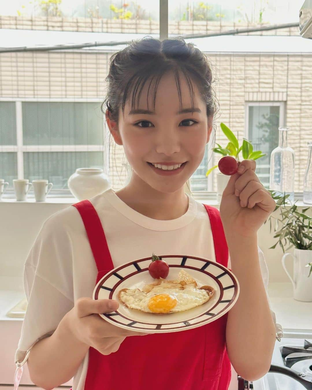 當真あみのインスタグラム：「皆さん、おはようございます！ 最近急に気温が下がってきましたね。 少し肌寒くなってくるこの時期ですが、過ごしやすくて私は好きです！ 皆さん体調に気をつけてお過ごしください😊」