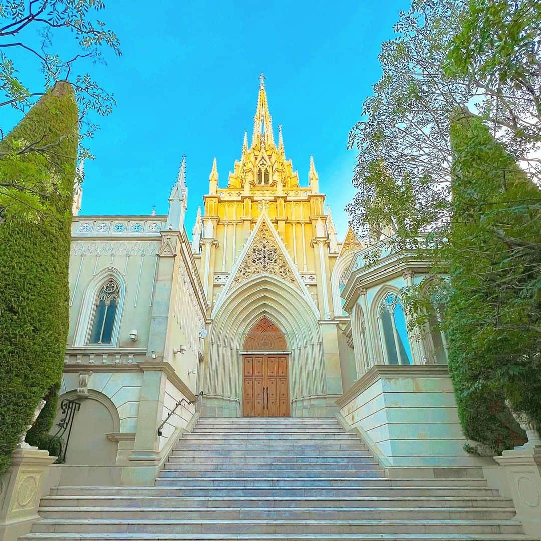 YOKANのインスタグラム：「《OhaYOKAN》  今朝の 原宿表参道は快晴なり…☀️  清々しく さわやかな秋晴れの朝🌅  朝ラン＆ウォークは  お仕事の関係で 短めでしたが快調でした…🏃‍♀️👟  さて  月末からの バタバタモードも  今週 がんばれば一段落…🙋‍♀️  とりあえず 睡眠時間がたっぷり欲しい…💤  みなさま  笑顔でステキな1日を…💓  ※今朝の  《YOKAN散歩》  街角アート写真は  建築建物アート…🏙️🖼️  そして  神社仏閣＆教会シリーズ…⛩️⛪️  お久しぶりの  青山  『セントグレース大聖堂』  〜St.Grace Cthedral〜  朝日が当たって 金色に輝いていました…⛪️✨  #harajuku #omotesando #tokyo #原宿 #表参道 #morning #朝 #running #ジョギング #朝ラン #walking #ウォーキング #YOKAN散歩  #OhaYOKAN #朝活  #YOKAN #streetart #街角アート #architecture #建築 #建物 #教会 #church #セントグレース大聖堂青山 #stgracecathedral #tokyocameraclub #インスタ映え #instagram #笑顔でステキな1日を💓」