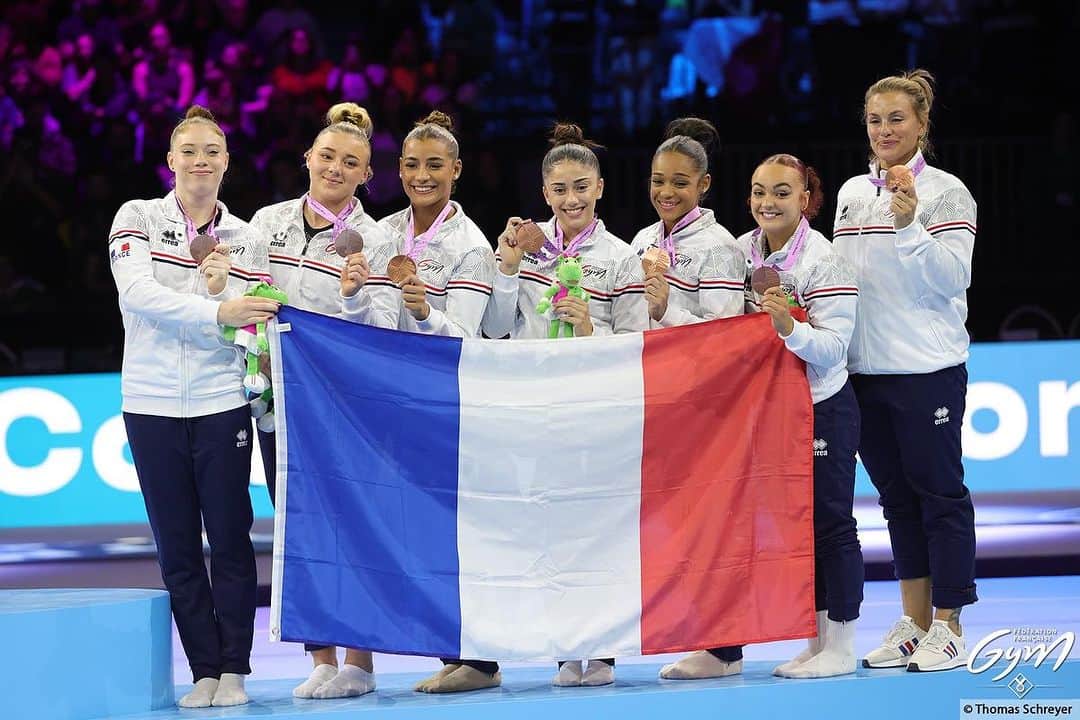 マリーヌ・ボワイエのインスタグラム：「✨WE DIT IT✨  Un moment hors du temps, inoubliable, indescriptible franchement c’était que du kiff !!!  Rentrer dans l’histoire de la gymnastique française avec cette troisième place mondiale, 73 ans que la France n’avait pas fait une médaille en équipe aux championnats du Monde !!!   TOGETHER  STRONGER FOREVER    🥉🇫🇷」