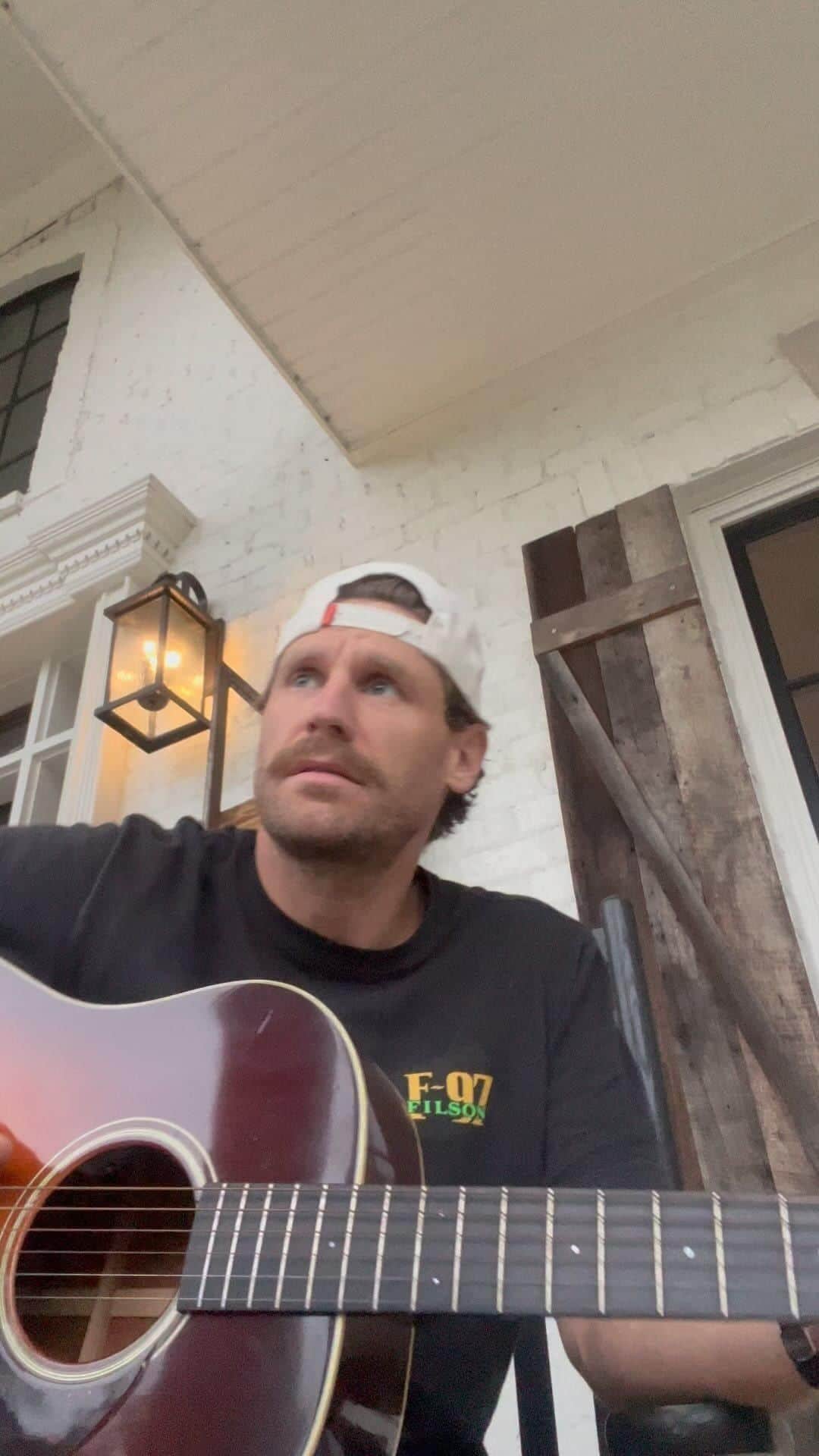 チェイス・ライスのインスタグラム：「Sex, booze & self abuse....just to name a few.   Addiction, depression, all that good stuff that came with the success I had early in my career, especially when I was chasing bullshit that wasn't me. Then you blame it on everyone but yourself. Life's a bitch, but it's awesome.」