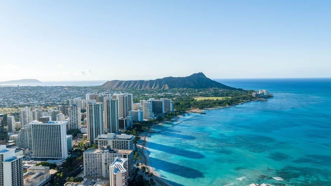 ハワイアン航空のインスタグラム：「星野リゾート　サーフジャック ハワイ＆ハワイアン航空がハワイ旅行をプレゼント💝  今年8月の山火事で甚大な被害を受けたマウイ島西部の復興を願って、星野リゾート　サーフジャック ハワイとハワイアン航空がハワイ旅行を日本からオアフ島ホノルルへ1組2名様にプレゼントします。 いまハワイに旅行をすることが復興支援につながります🤝 #TravelPono を心がけて、責任ある行動で地元の方への配慮を忘れずに🤙旅行中はアロハの気持ちを持って、ハワイの文化やコミュニティに接してください。それはプラごみを減らすなど、小さなことから始められます♻  【応募方法】 ① この投稿にいいね❤️をする ② @thesurfjack & @hawaiianairlinesjp をフォロー ③ コメント欄にハワイに一緒に行きたい人をタグ付け、または自分がハワイでできる「トラベル・ポノ」を教えてください！  【応募条件】 ✔参加にあたって弊社サービスの購入は必要ありません。  ✔18歳以上、日本在住であること。非公開アカウントは対象外です。 ✔2024年3月末までに旅行が終了すること。 ✔2023年10月13日午後11:59までにご応募ください。 詳しくはプロフィールのリンクをチェック👆  【プレゼント内容】 星野リゾート  サーフジャック ハワイにて『サーフジャックスイート』（1ベッドルーム）宿泊券（受賞者＋同行者1名）およびハワイアン航空運航の羽田、成田、関西、福岡ーオアフ島ホノルル間の往復航空券が含まれます。  【当選通知】 ご当選者様には@HawaiianAirlinesJP Instagramアカウントから直接メッセージで通知が10月16日に行われますので、通知から48時間以内にメッセージ記載の指示事項に従ってください。  #抽選会  #ハワイの島々を応援しよう #トラベルポノ #surfjack  #サーフジャックハワイ  #星野リゾート #ハワイ好きな人と繋がりたい」