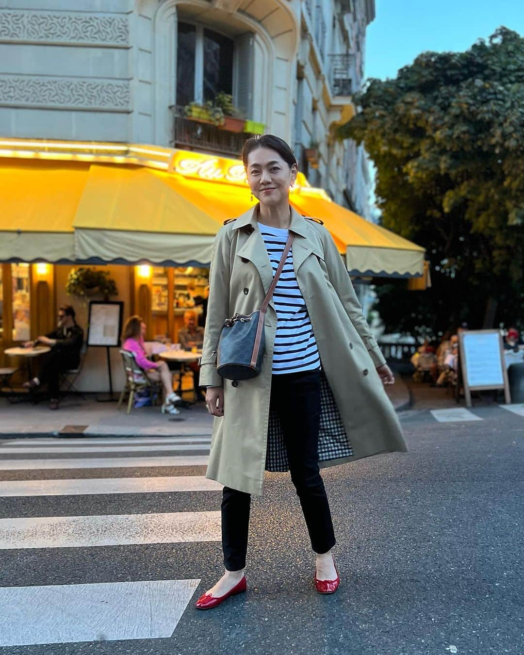 前田典子さんのインスタグラム写真 - (前田典子Instagram)「#Parisスナップ　📸 #パリジェンヌスタイル🇫🇷 私の定番アイテム😆 #ボーダーカットソー #スキニーデニム　は #ピカデリー　 @maisonmaenori  で セレクトしています❣️  真っ赤なバレエシューズは @repettoparis ❤️ トレンチコート🧥は @aquascutum  バックは　@celine   いつもお洒落スナップを 撮影している @suzukichako ちゃん　と @shino.ayumi さん　 同じ場所で撮影してもらいました😆　 この後、3人でご飯へ  　 #モンマルトル　にて #マエノリ旅🇫🇷  #マエノリファッション」10月6日 7時57分 - maenorichang