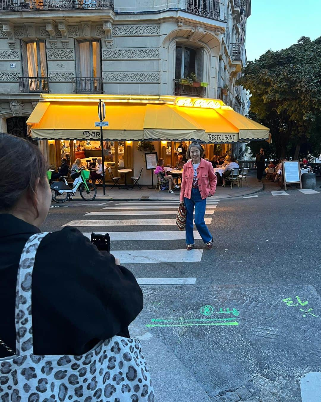 前田典子さんのインスタグラム写真 - (前田典子Instagram)「#Parisスナップ　📸 #パリジェンヌスタイル🇫🇷 私の定番アイテム😆 #ボーダーカットソー #スキニーデニム　は #ピカデリー　 @maisonmaenori  で セレクトしています❣️  真っ赤なバレエシューズは @repettoparis ❤️ トレンチコート🧥は @aquascutum  バックは　@celine   いつもお洒落スナップを 撮影している @suzukichako ちゃん　と @shino.ayumi さん　 同じ場所で撮影してもらいました😆　 この後、3人でご飯へ  　 #モンマルトル　にて #マエノリ旅🇫🇷  #マエノリファッション」10月6日 7時57分 - maenorichang