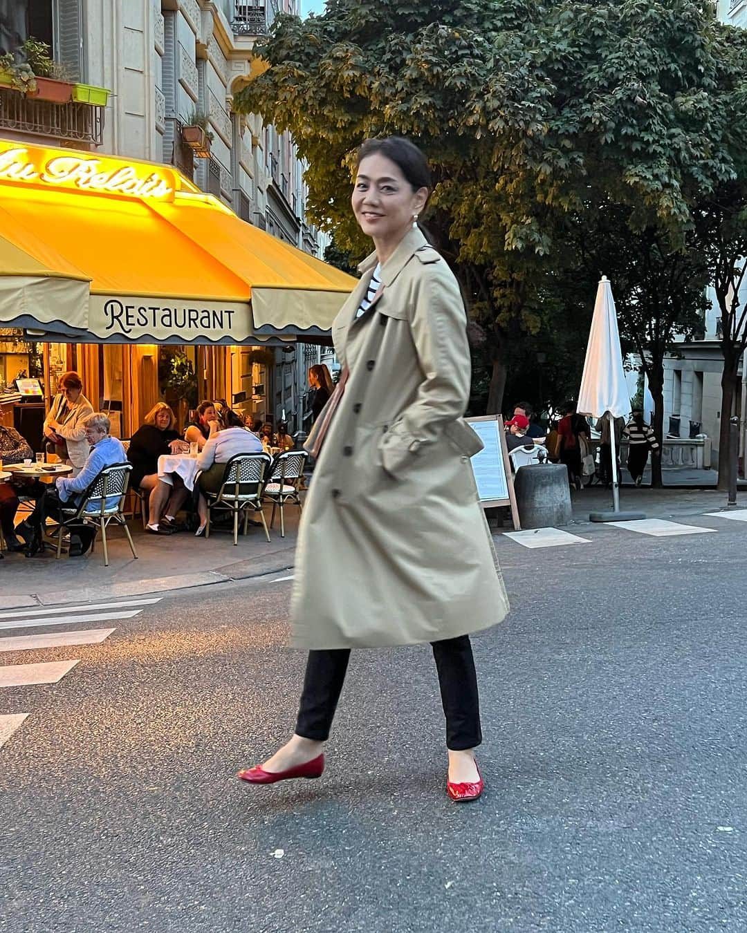 前田典子さんのインスタグラム写真 - (前田典子Instagram)「#Parisスナップ　📸 #パリジェンヌスタイル🇫🇷 私の定番アイテム😆 #ボーダーカットソー #スキニーデニム　は #ピカデリー　 @maisonmaenori  で セレクトしています❣️  真っ赤なバレエシューズは @repettoparis ❤️ トレンチコート🧥は @aquascutum  バックは　@celine   いつもお洒落スナップを 撮影している @suzukichako ちゃん　と @shino.ayumi さん　 同じ場所で撮影してもらいました😆　 この後、3人でご飯へ  　 #モンマルトル　にて #マエノリ旅🇫🇷  #マエノリファッション」10月6日 7時57分 - maenorichang