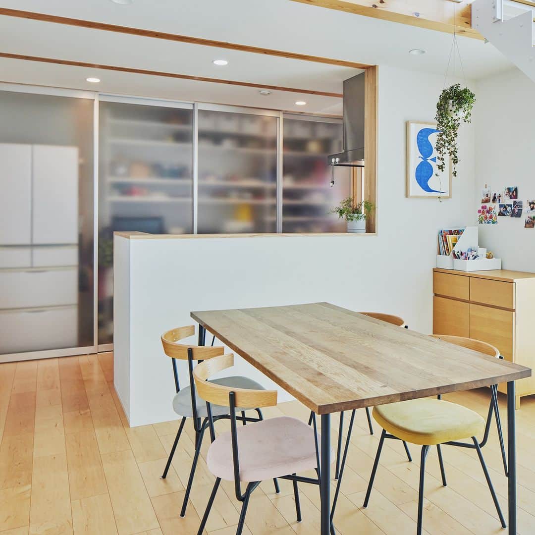 無印良品の家さんのインスタグラム写真 - (無印良品の家Instagram)「「無印良品の家」「無印良品のリノベーション」キッチン特集 実際にお住いのみなさまのキッチンをご紹介します。 1-2枚目 奈良県生駒郡の「陽の家」I邸。 細かな部分に関しても、それぞれの思いを詰め込んでいきました。 「リビングスペースにミシンを持ち出して、趣味の裁縫ができるように、コンセントの位置を考えました。アイランドキッチンも使いやすさを考えて選びました」  3-4枚目 長崎県西彼杵郡にある「木の家」A邸。 「家事がスムーズに行えるように、動線を考慮した上で、キッチンには食洗機を設置しました。 すっきりとした雰囲気を保ちたかったので、キッチンや玄関の収納部分には、間仕切りの扉をつけました。」  5ｰ6枚目 神奈川県横浜市にあるマンションを「MUJI INFILL 0」によってリノベーションされたTさん。 「リビングダイニングには、アイランドキッチンを設けて、お互いの存在を感じながら、それぞれのペースで過ごせるような空間にしました。」  7ｰ8枚目 墨田区のマンションにあるIさんのお宅は、「MUJI INFILL 0」によってリノベーションされた住まい。 「水回りの配置などをできる範囲で変えて、使いやすさだけでなく、明るさや開放感が出るように工夫しました。 キッチンは特に悩んだのですが、対面式にして作業しやすく、リビングダイニングにもスムーズにつながるようにしました。」  #無印良品の家 #無印良品の注文住宅 #無印良品 #muji #mujihouse #room #roomtour #アイランドキッチン #リビングダイニング #キッチン収納 #キッチンインテリア #ホワイトキッチン #収納 #家具」10月6日 8時00分 - mujihouse