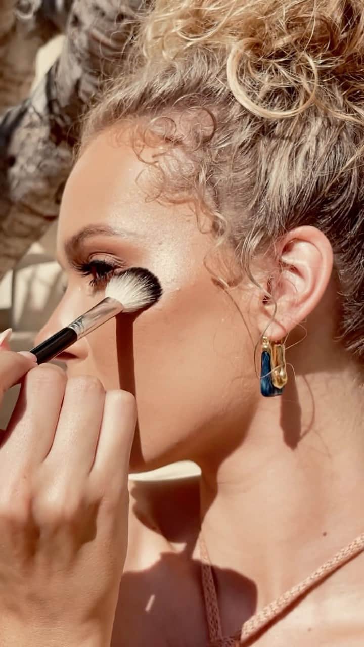 Anastasia Beverly Hillsのインスタグラム：「Highlight your face, body, eyes, and lips — there’s no limit to where you can shine with Glow Seeker! 😌💫  Launching on the @sephora app on 10/13!! 🤩  #AnastasiaBeverlyHills」