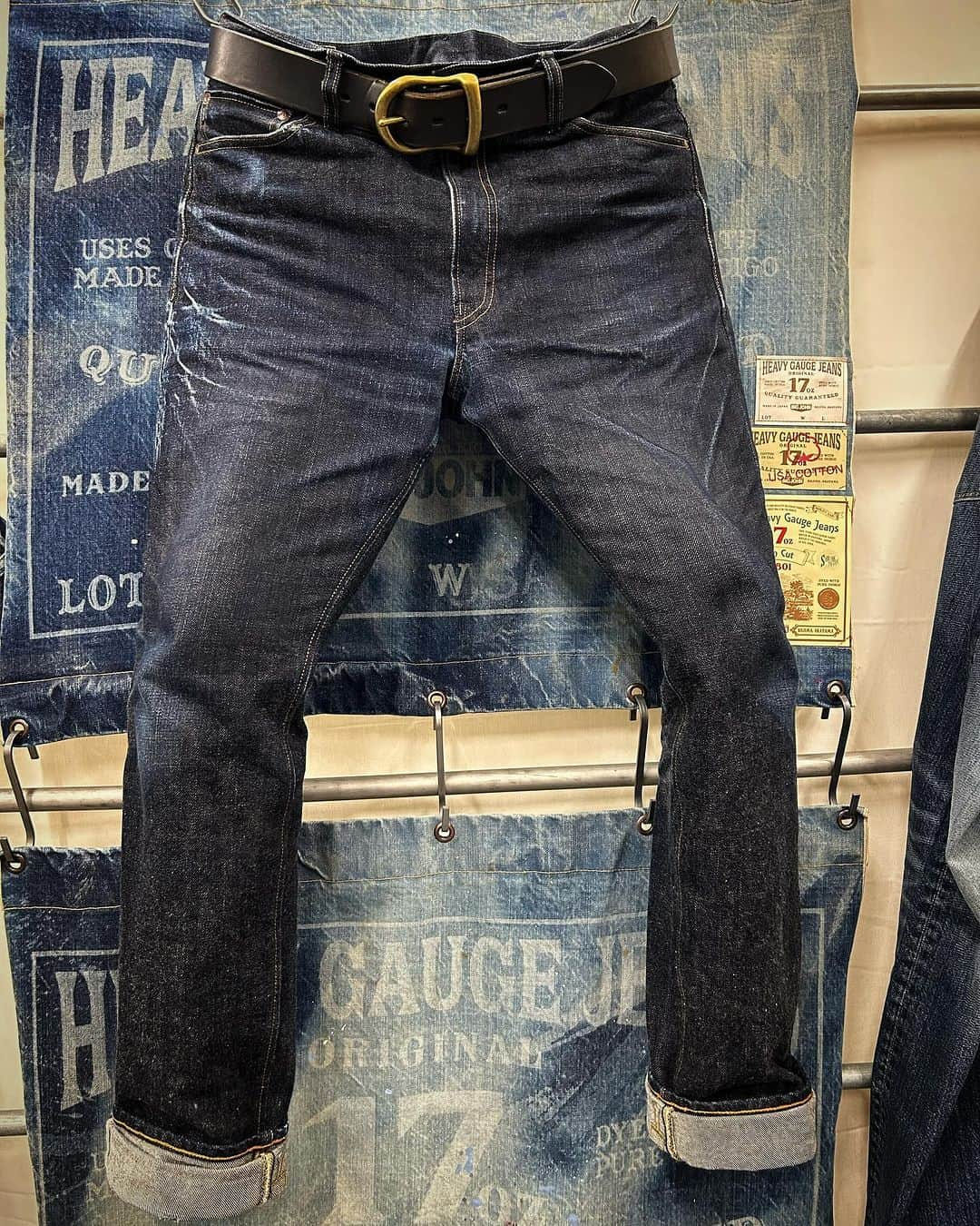 BIG JOHNさんのインスタグラム写真 - (BIG JOHNInstagram)「17oz HEAVY GAUGE SLIM JEANS 【M1801】- 001 1st wash 89日 2nd wash 92日 3rd wash 67日 計248日着用  17oz HEAVY GAUGE JACKET 【M6803】- 001 1st wash 65日 2nd wash 10日 計75日着用  原綿に100%米綿を使用した無骨な5番の糸【U.S.COTTON】をピュアインディゴ染料で特濃色に染めたビッグジョンオリジナルのセルヴィッチジーンズです ジーンズが生まれたアメリカの大地の香りが漂うそんな男臭いアイテムです  スタッフ onishi  ビッグジョン児島本店 ビッグジョン東京店 ビッグジョン大阪店 BIGJOHN ONLINE SHOP   @bigjohnjeans @bigjohnshop @bigjohntokyo @bigjohnosaka  #bigjohn #bigjohnjeans #jeans #denim #23oz #japan #okayama #kurashiki #kojima #kojima-jeans-street #jeans-street #denimcode #toughjeans #tough #selvedgejeans #selvedge #cotton #extra #organic #organic cotton #xxxx #18.5oz #rawdenim #drydenim #13oz  #gunjyo #m1 #fashion #ootd #made in japan #love #indigoinvitational #rawdenim #drydenim #17oz」10月6日 8時08分 - bigjohnjeans