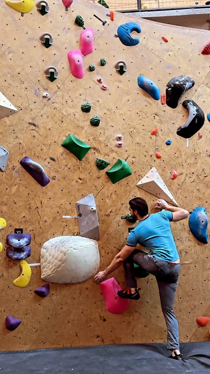 アレックス・ブノワのインスタグラム：「Third V5, this time with weird nub holds」